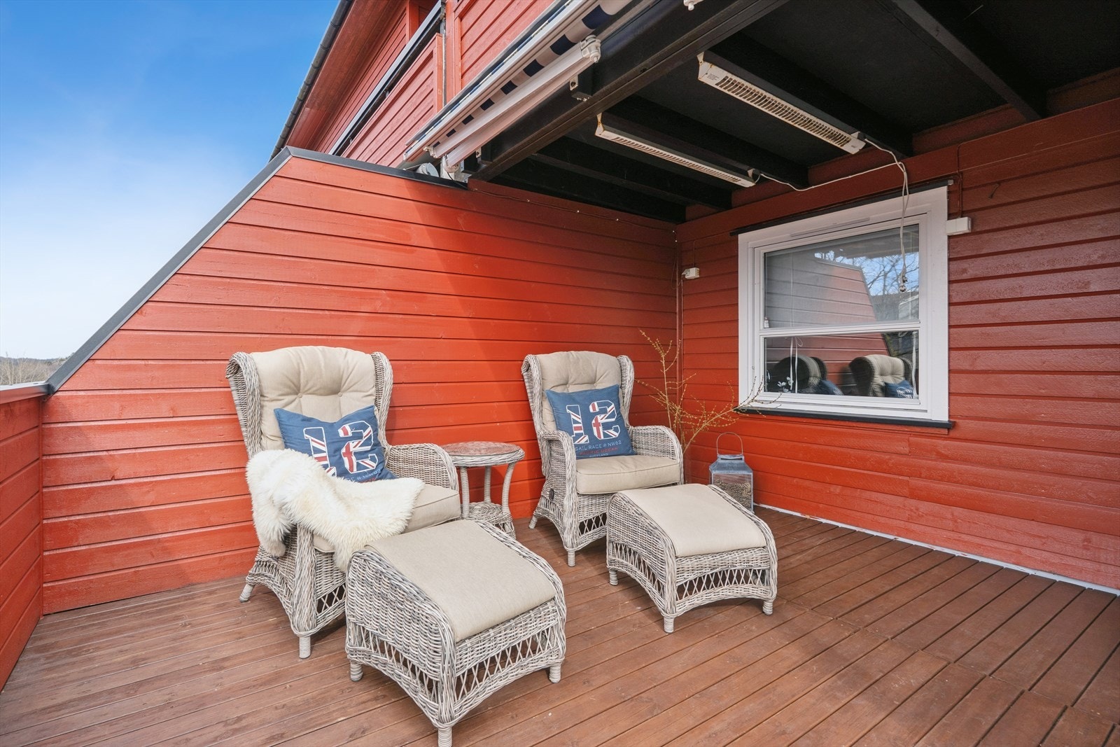 Boligen har flere nydelige uteplasser - Denne vestvendte balkongen i underetasjen med atkomst fra stuen gjør seg godt til med en sofagruppe eller loungestoler! Galleribilde