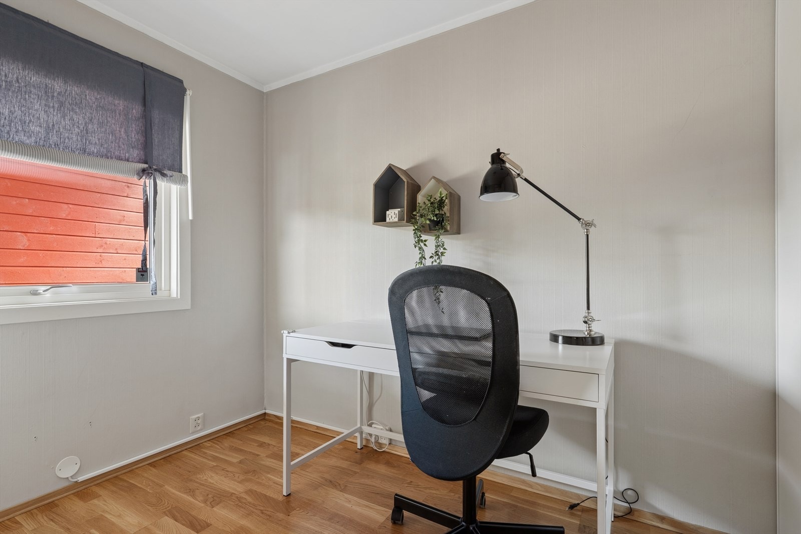 Gjesterommet ved inngangspartiet gjør seg godt til med en seng, garderobeskap og et kontormøbel/sminkebord etter eget ønske Galleribilde