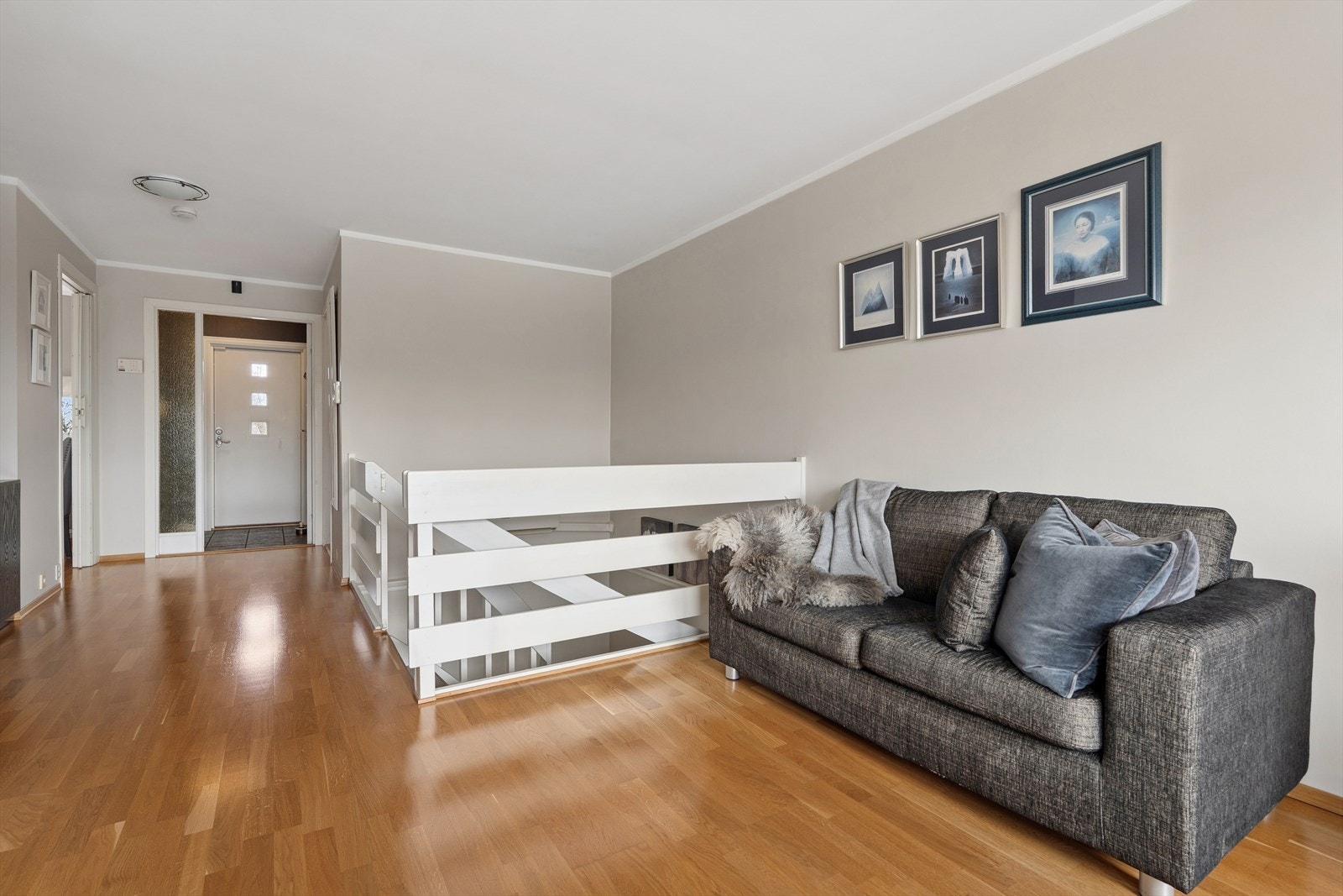 Den lekre stuen er godt egnet for å møbleres med både spisestuegruppe og sofamøbler Galleribilde