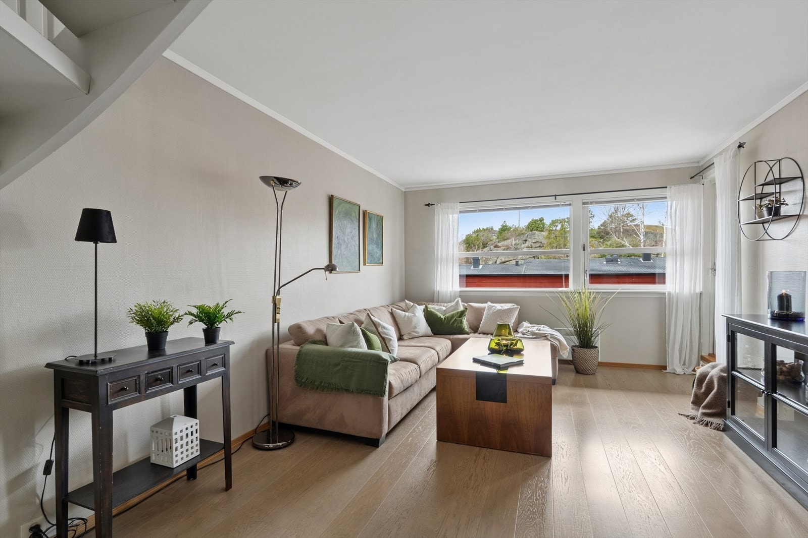 Fantastisk stue med mye veggplass gjør det enkelt å møblere og lett å elske - Store vindusflater gir en enestående atmosfære Galleribilde