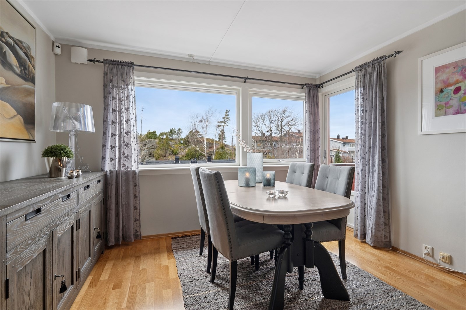 Innenfor vindfang og gang kommer dere inn i en av boligens to lekre stuer - Lys flommer inn via store vestvendte vindusflater - Zip-screen 2022 Galleribilde