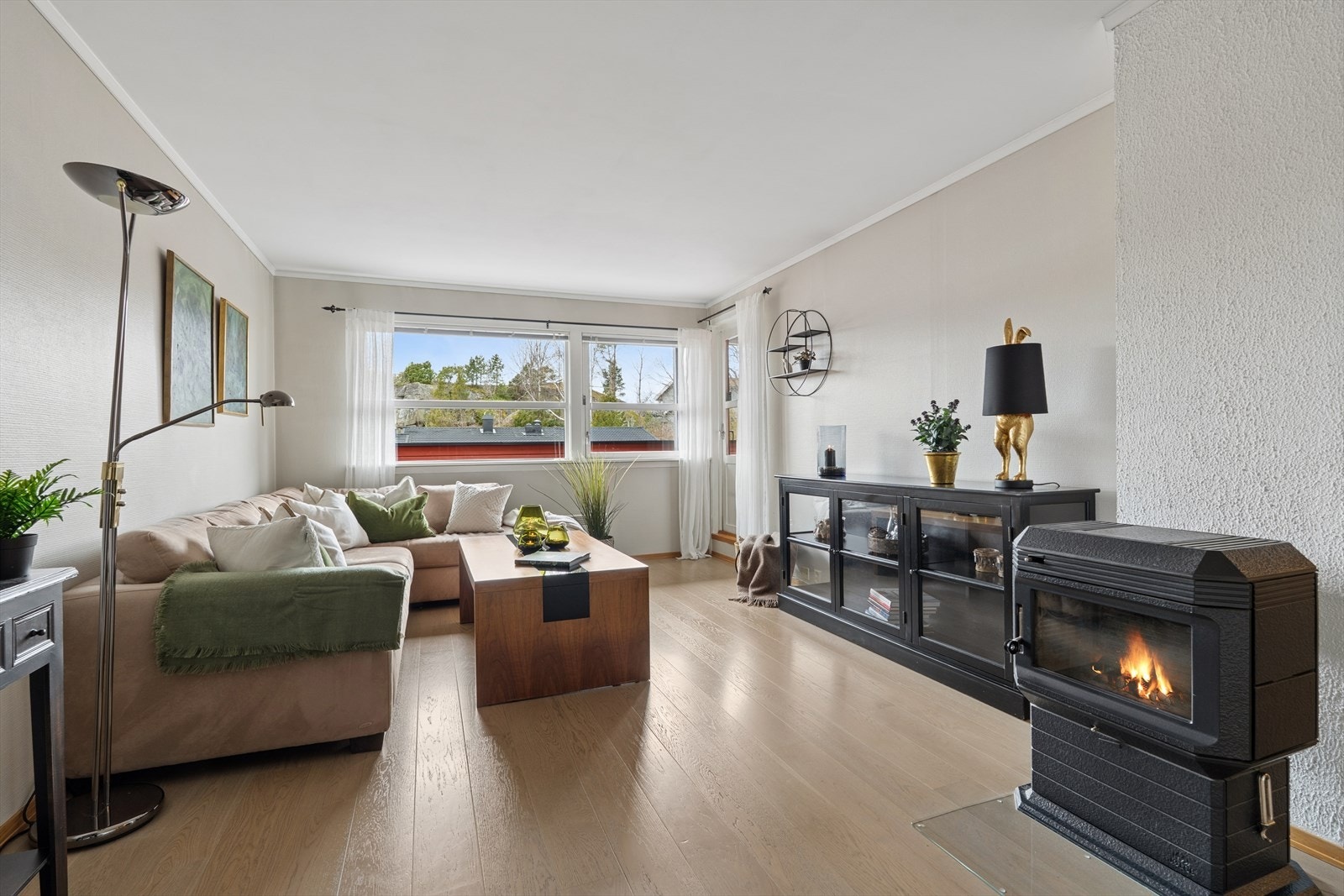 Stuen er lys og romslig med direkte utgang til en vestvendt balkong - Ildsted sørger for lun temperatur Galleribilde