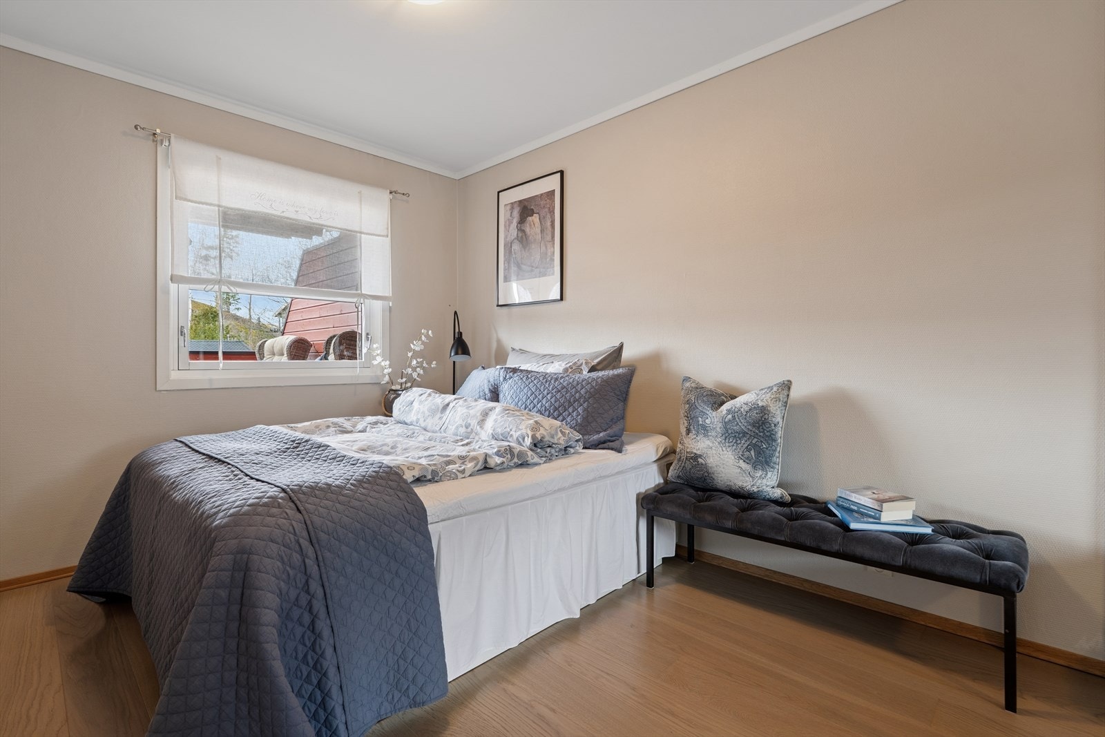 Soverom 3 egner seg godt som et barnerom eller gjesterom- Skyvedørsgarderobe og gode lysforhold med vestvendt vindu Galleribilde