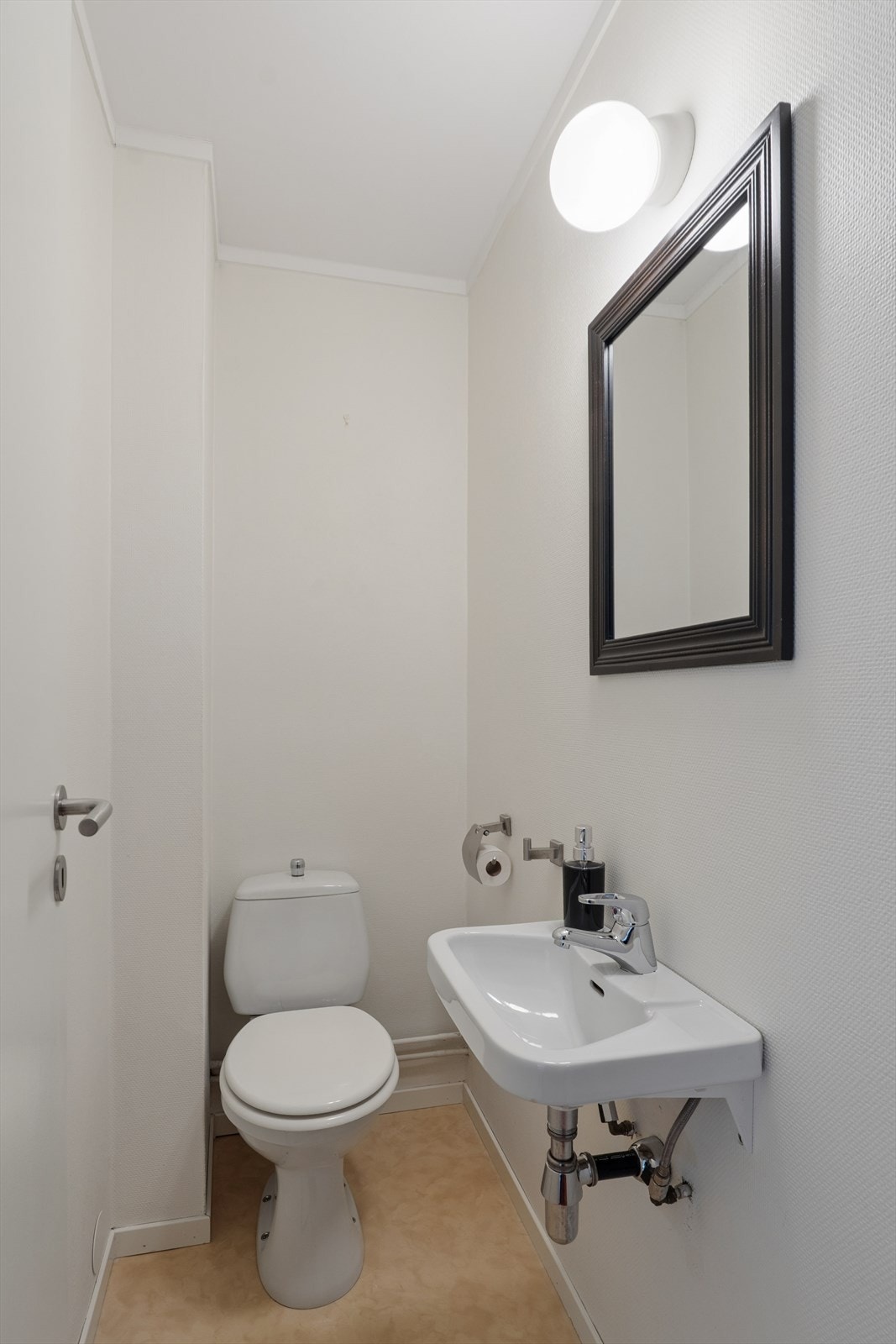 Et separat toalettrom i underetasjen gjør det enkelt i hektiske hverdager Galleribilde