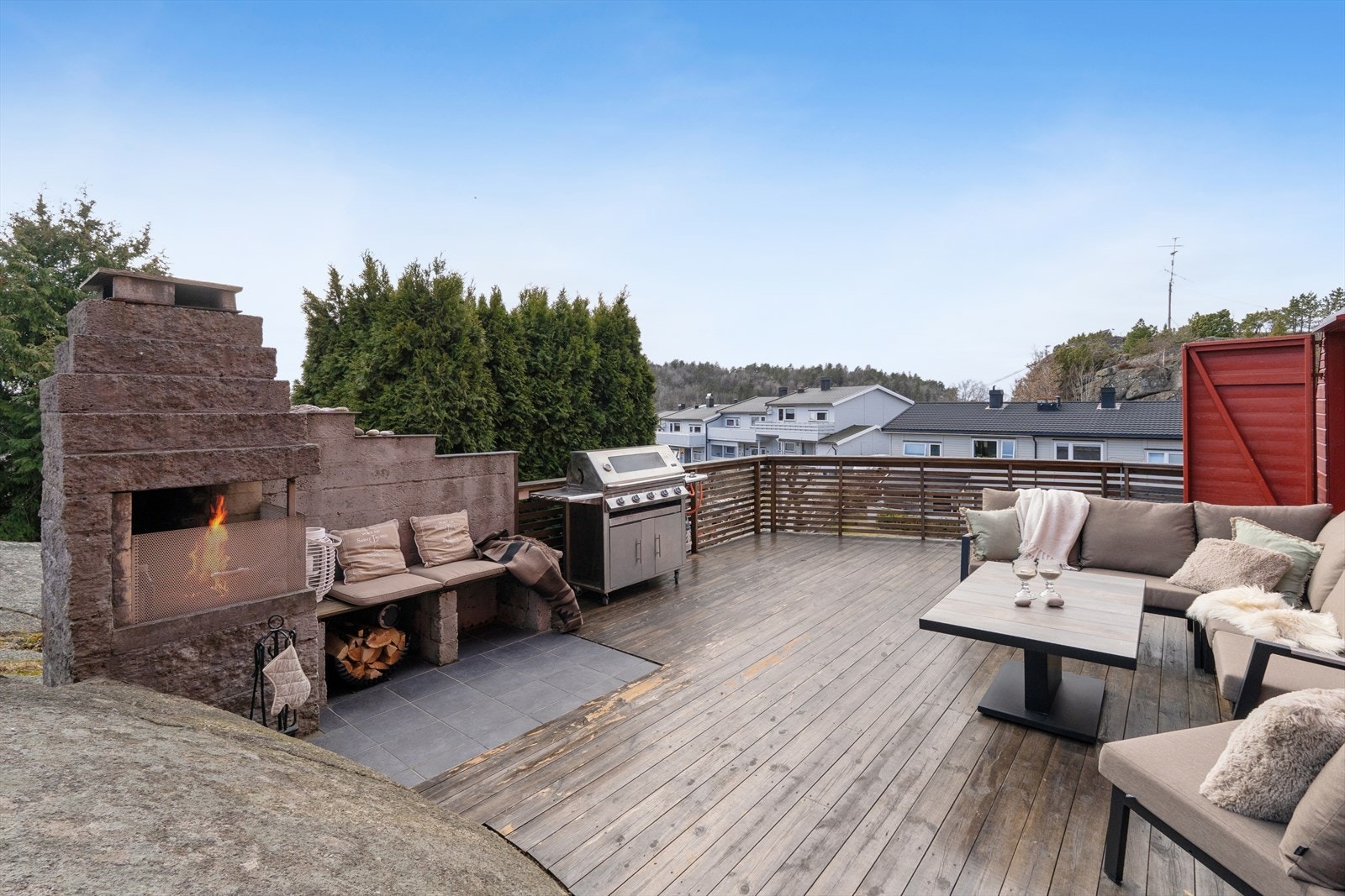 Nåværende eier utvidet sameiets fellesareal med en sjarmerende sørvendt terrassedel på ca. 31 kvm, perfekt for varme sommerdager Galleribilde