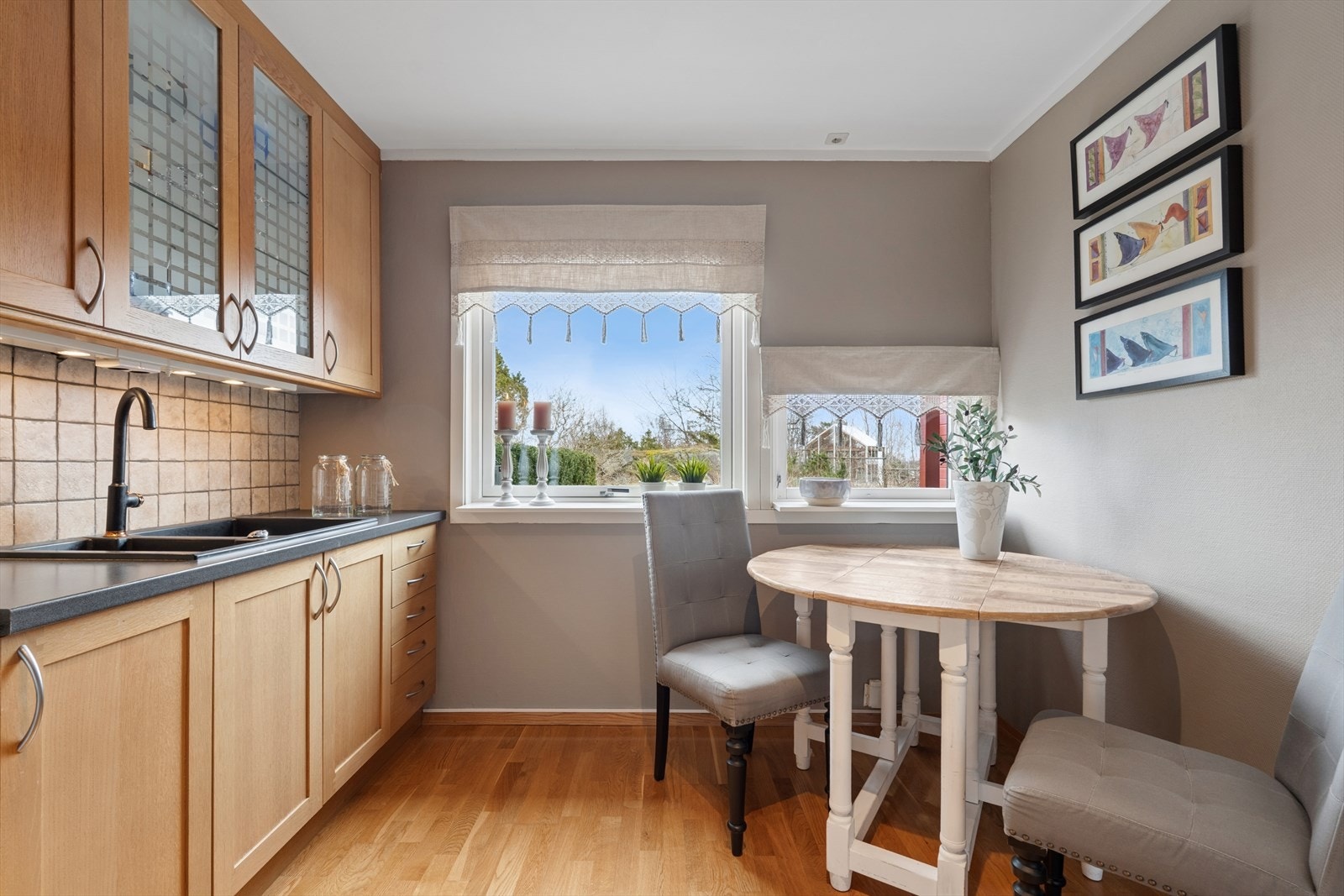 Hvitevarene består av frittstående kjøl-/fryseskap, komfyr, mikrobølgeovn og oppvaskmaskin. Galleribilde