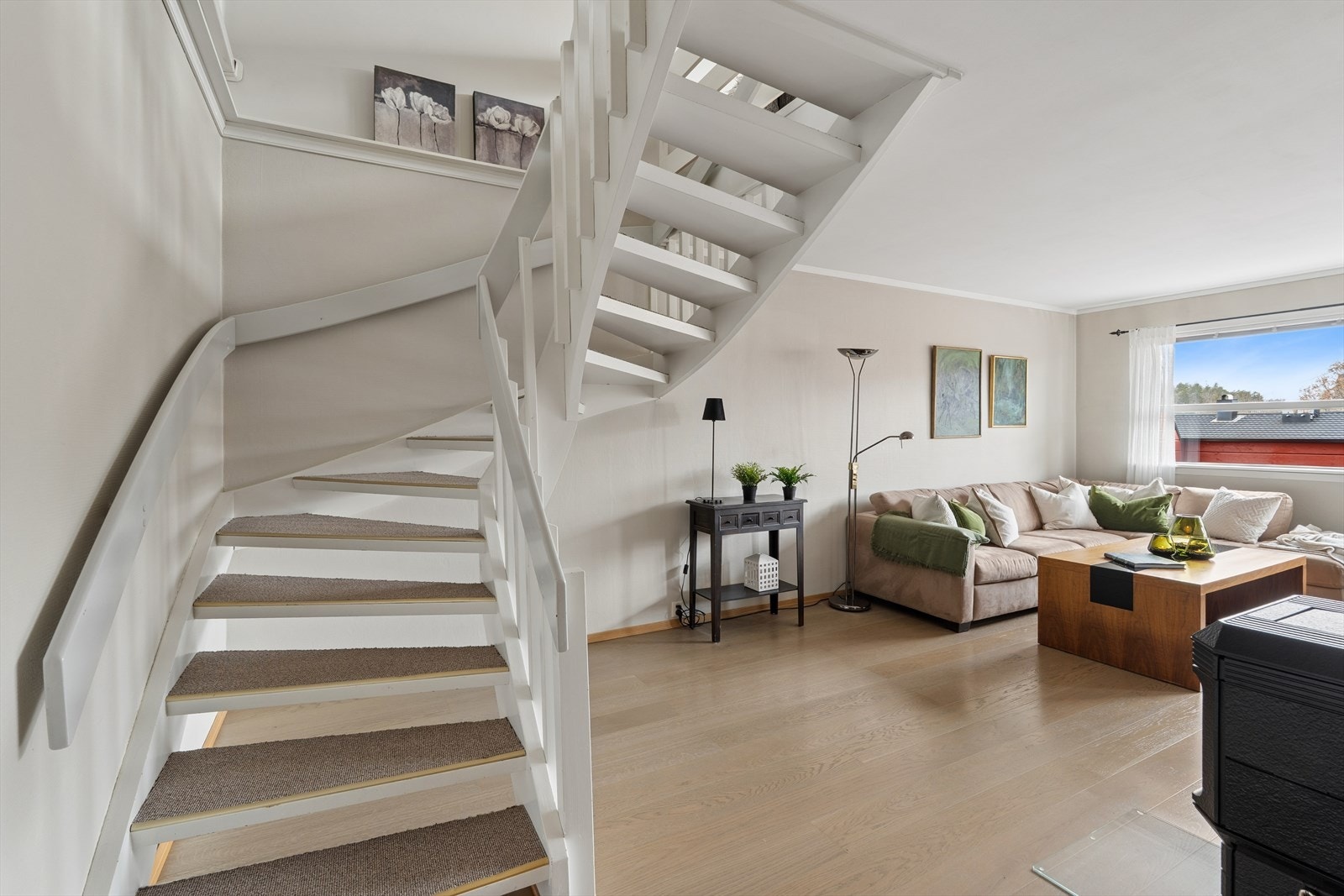 Denne lekre boligen er innholdsrik og attraktiv! En etasje ned og dere finner en enda større stue, gang, bad, vaskerom, soverom og to boder Galleribilde