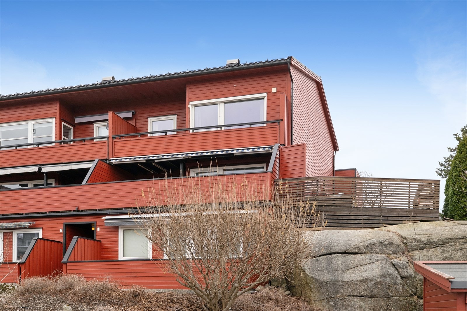 Velkommen til populære Gjekstad! Et veletablert og særdeles barnevennlig boligområdet med nærhet til skole, barnehage, dagligvarebutikk og Sandefjord sentrum! Galleribilde