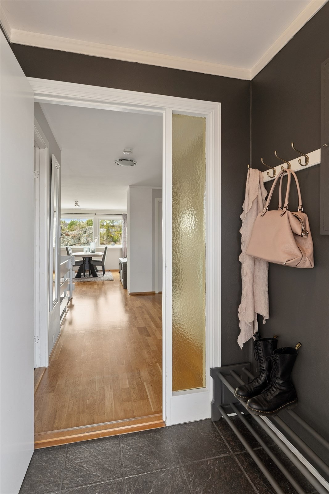 Hyggelig entré med flislagt gulv - Varmekabler - Et overbygget inngangsparti sørger for god komfort når du kommer hjem! Galleribilde