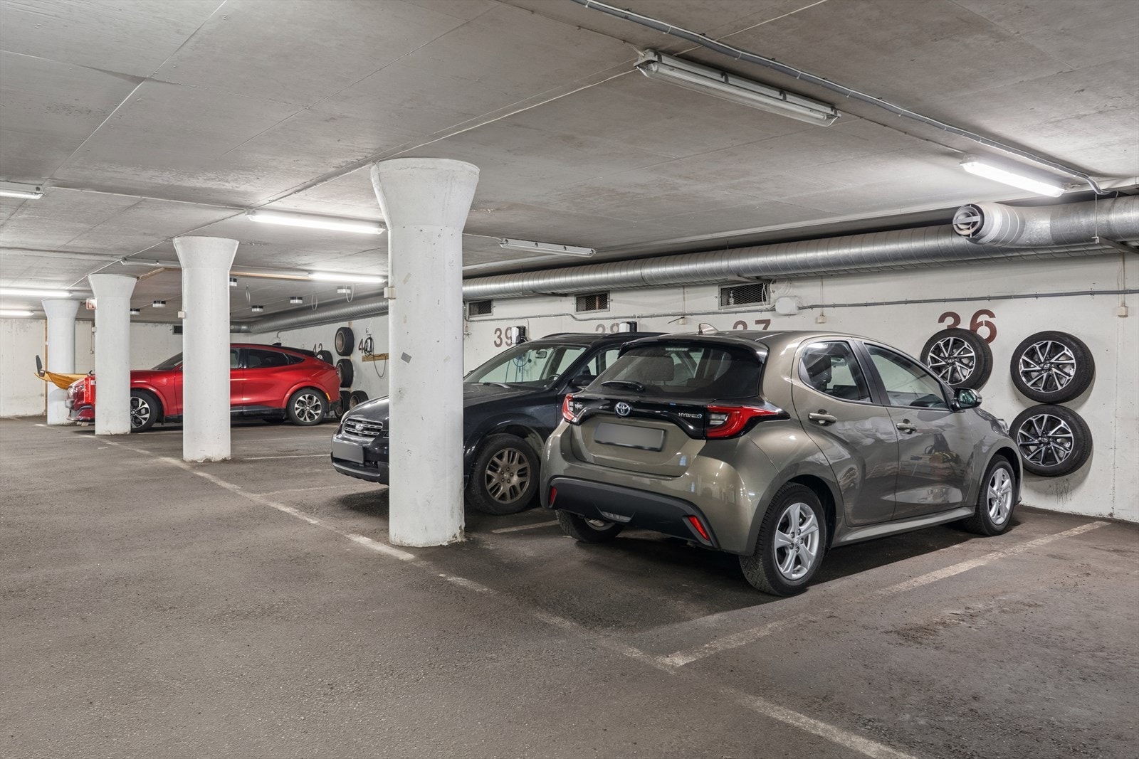 Ved kjøp av denne leiligheten blir du aksjonær i Gjekstad Eiendom AS hvor du får parkering i underjordisk garasjeanlegg - Spør megler på visning! Galleribilde