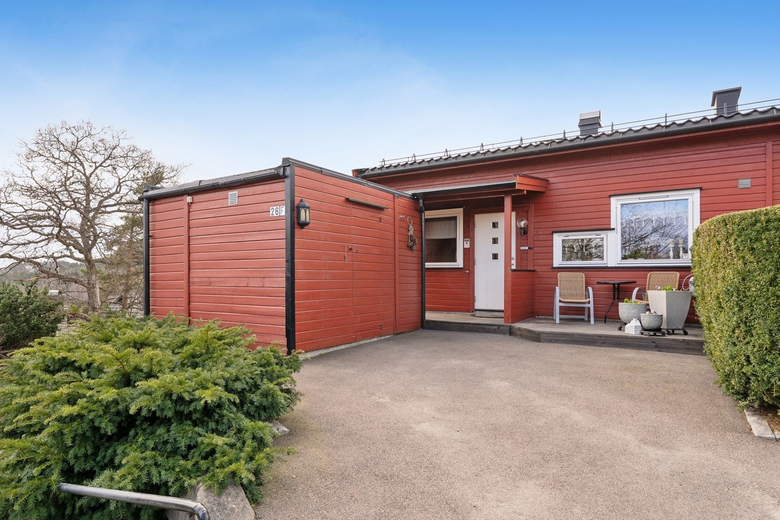 Velkommen hjem! Her er det velholdt både ute og inne - Hyggelig østvendt uteplass ved leilighetens inngangsparti! Galleribilde