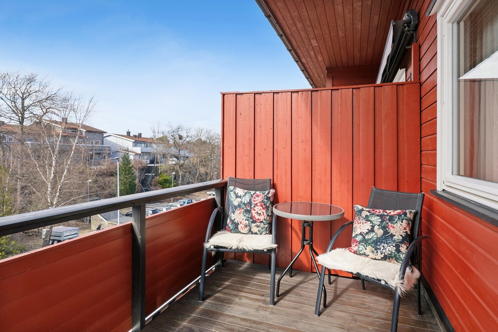 Nyt morgen kaffen på denne vestvendte og solrike balkongen med adkomst fra stuen i første etasje! Galleribilde