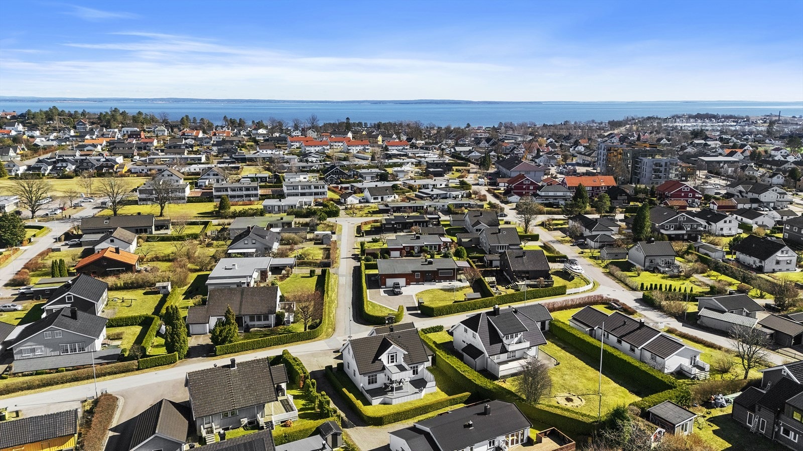 Her finnes lekeplasser og grøntområder i nærheten, samt at det er gode bussforbindelser til bl.a. sentrum og fine sykkel- og gangveier til skoler og barnehager. Galleribilde