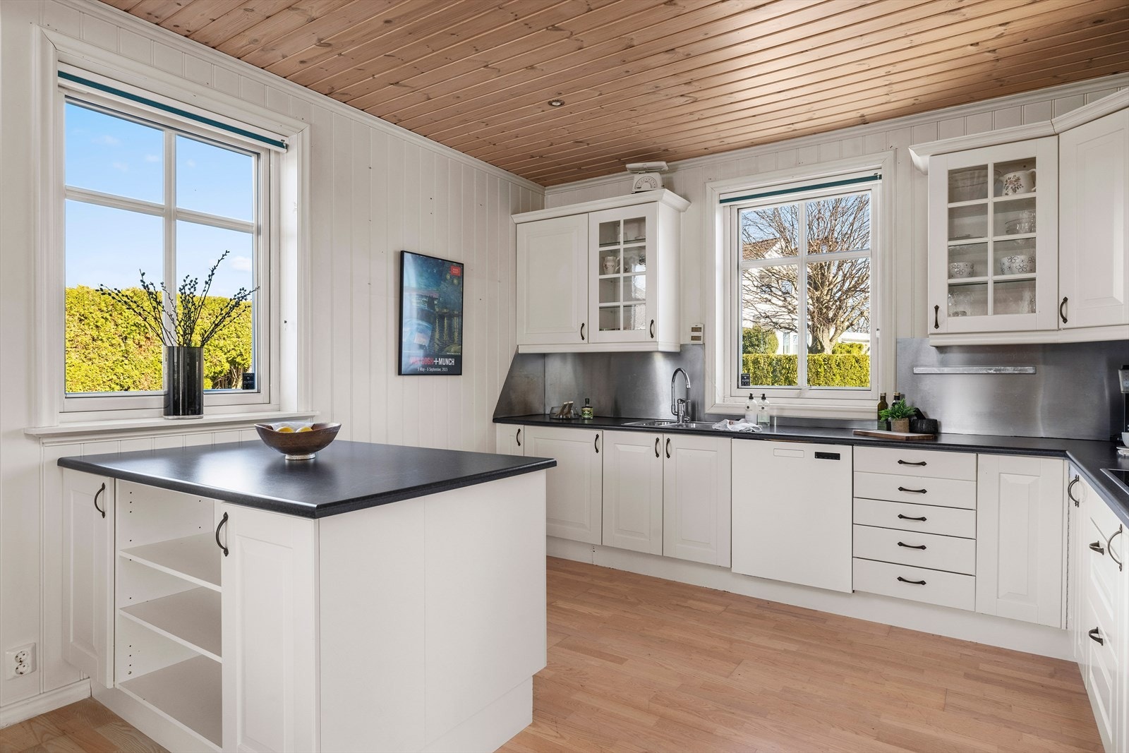 Hvitevarene er fra kvalitetsleverandører, som den integrerte stekeovnen fra Siemens og oppvaskmaskinen fra Asko. Galleribilde
