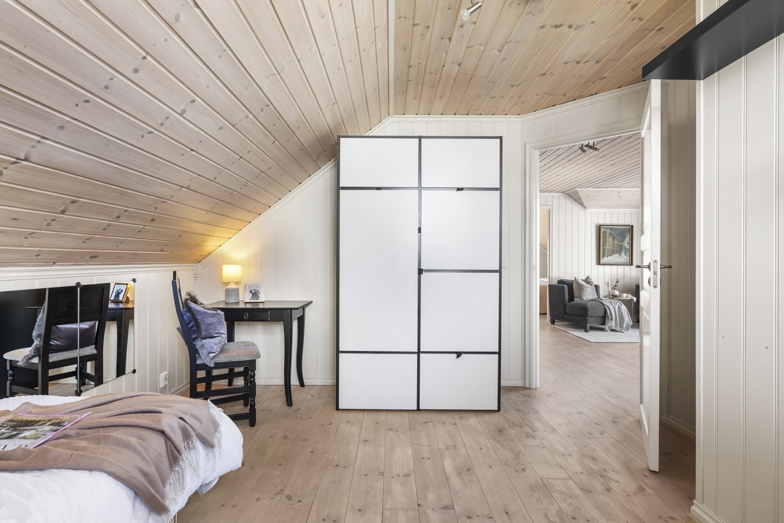 Soverommene har god plass til både seng og gode garderobeløsninger. Galleribilde