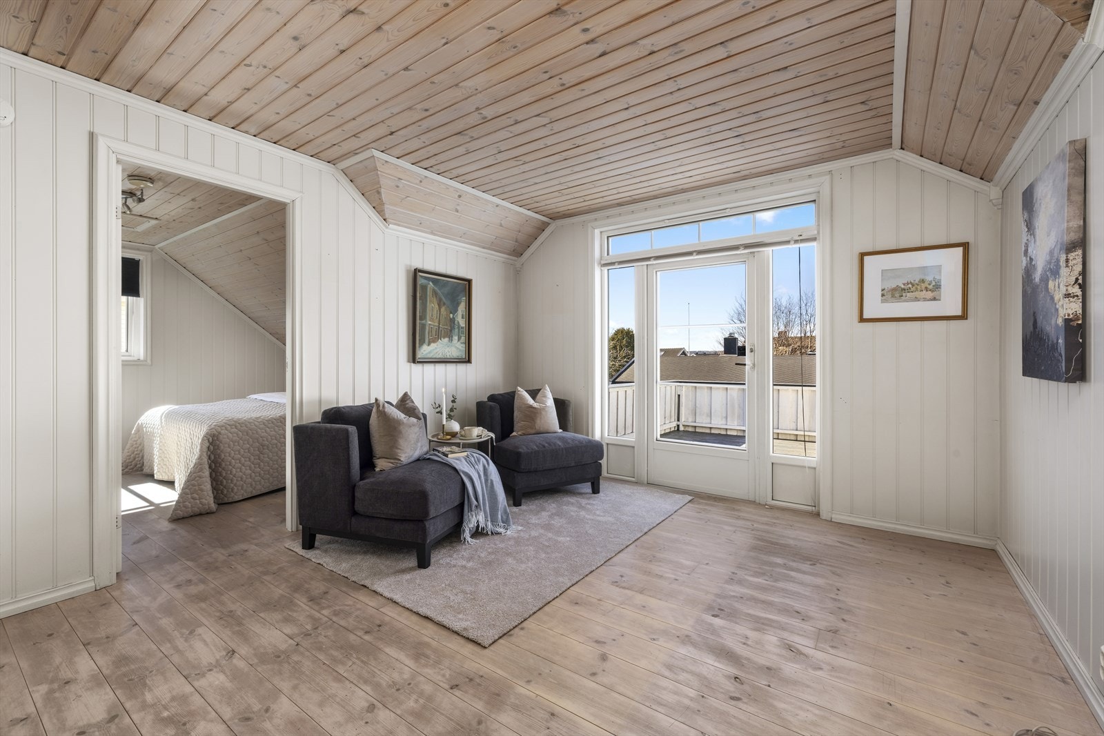 Loftstuen fungerer som et ypperlig ekstra oppholdsrom for barn eller ungdom, og har direkte utgang til balkongen. Galleribilde