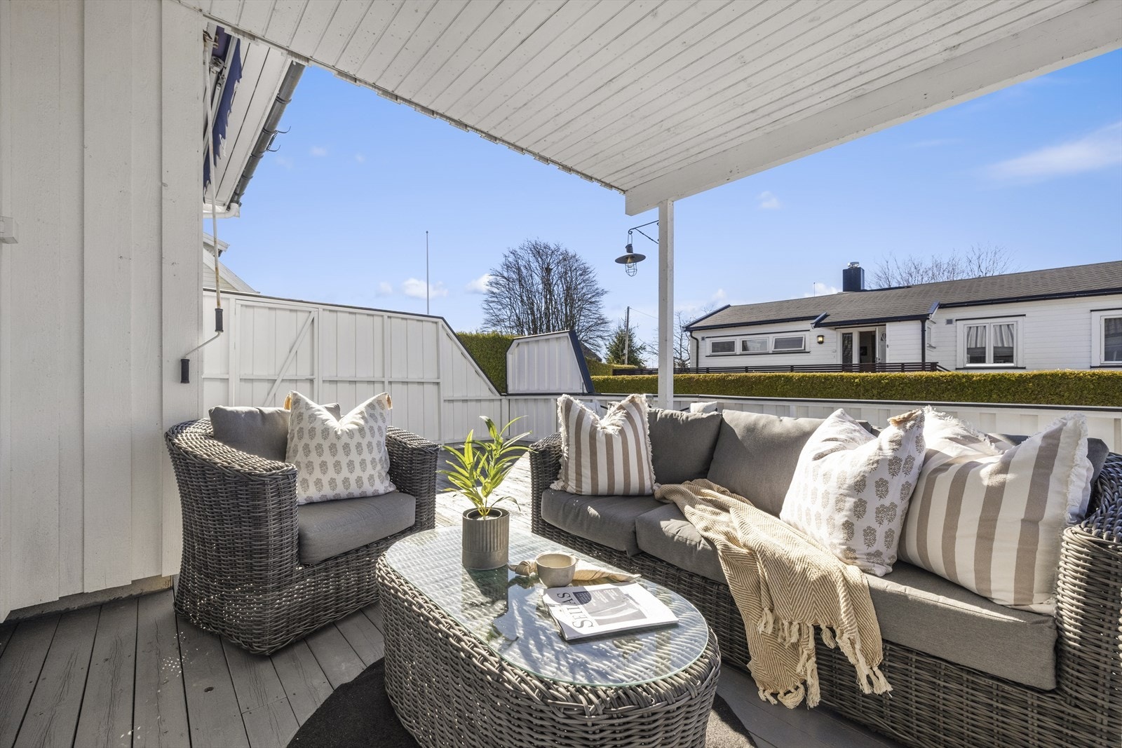 Terrassen er delvis overbygget, noe som skaper en lun og skjermet uteplass perfekt for sosiale sammenkomster. Galleribilde