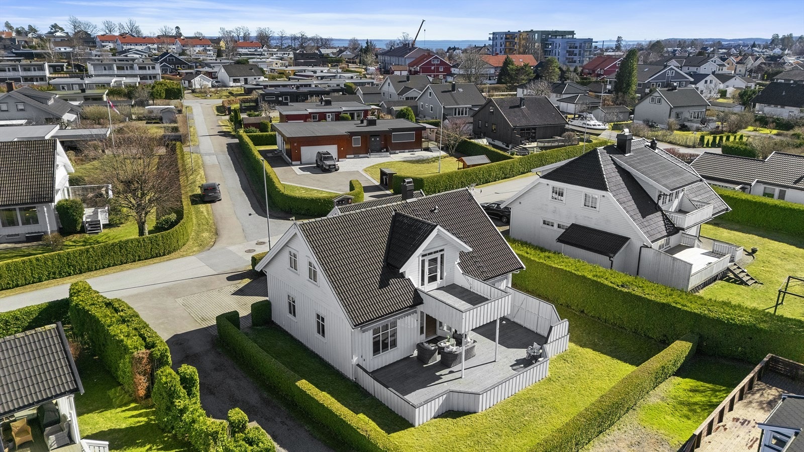 Nordvik Eiendomsmegling v/Caroline Wivestad ønsker deg velkommen til Buskveien 25B. Foto: Mats Lønne, A7 Media Galleribilde