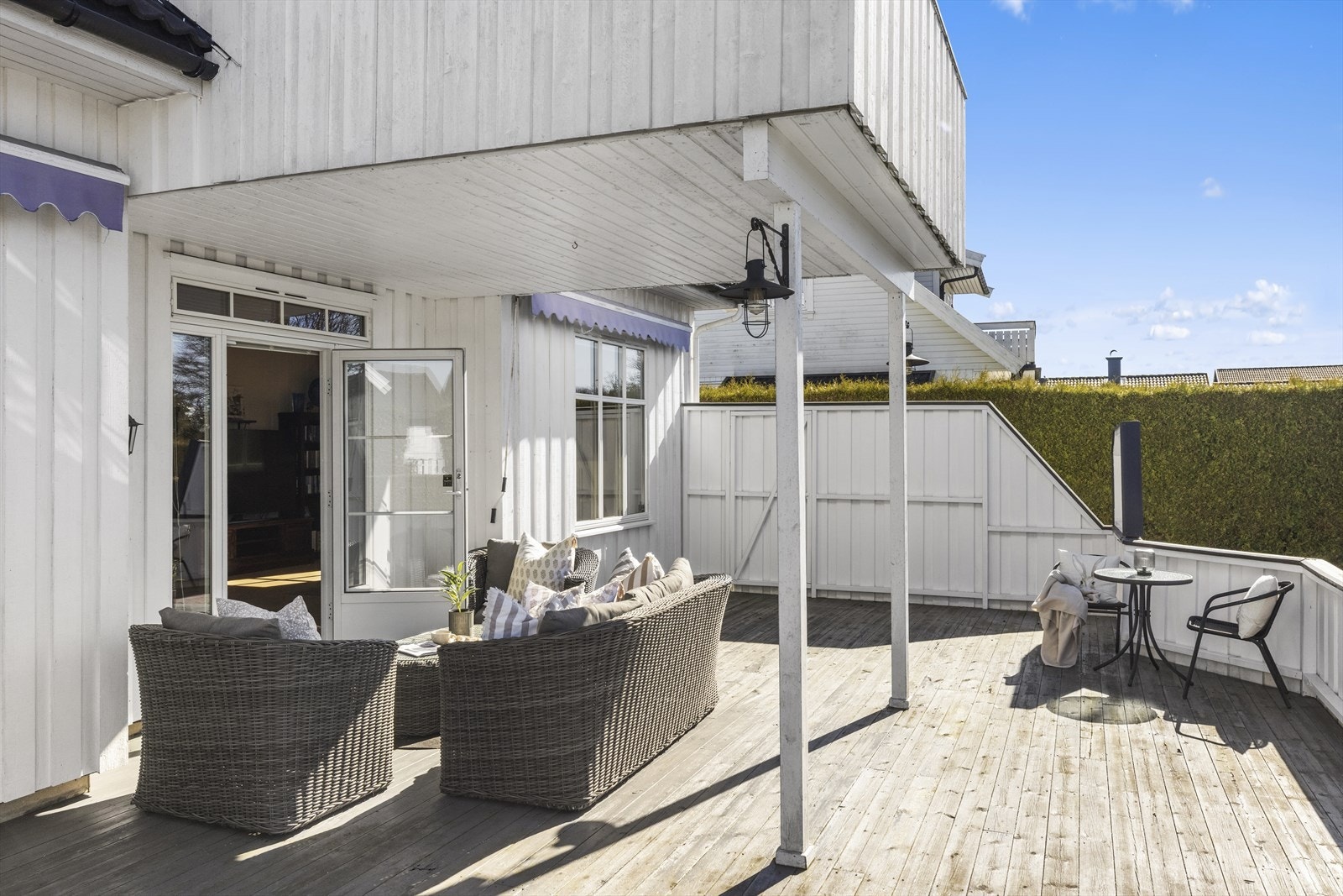Fra stuen er det utgang til en stor, solrik terrasseplatting i tre på ca. 54 kvm. Galleribilde