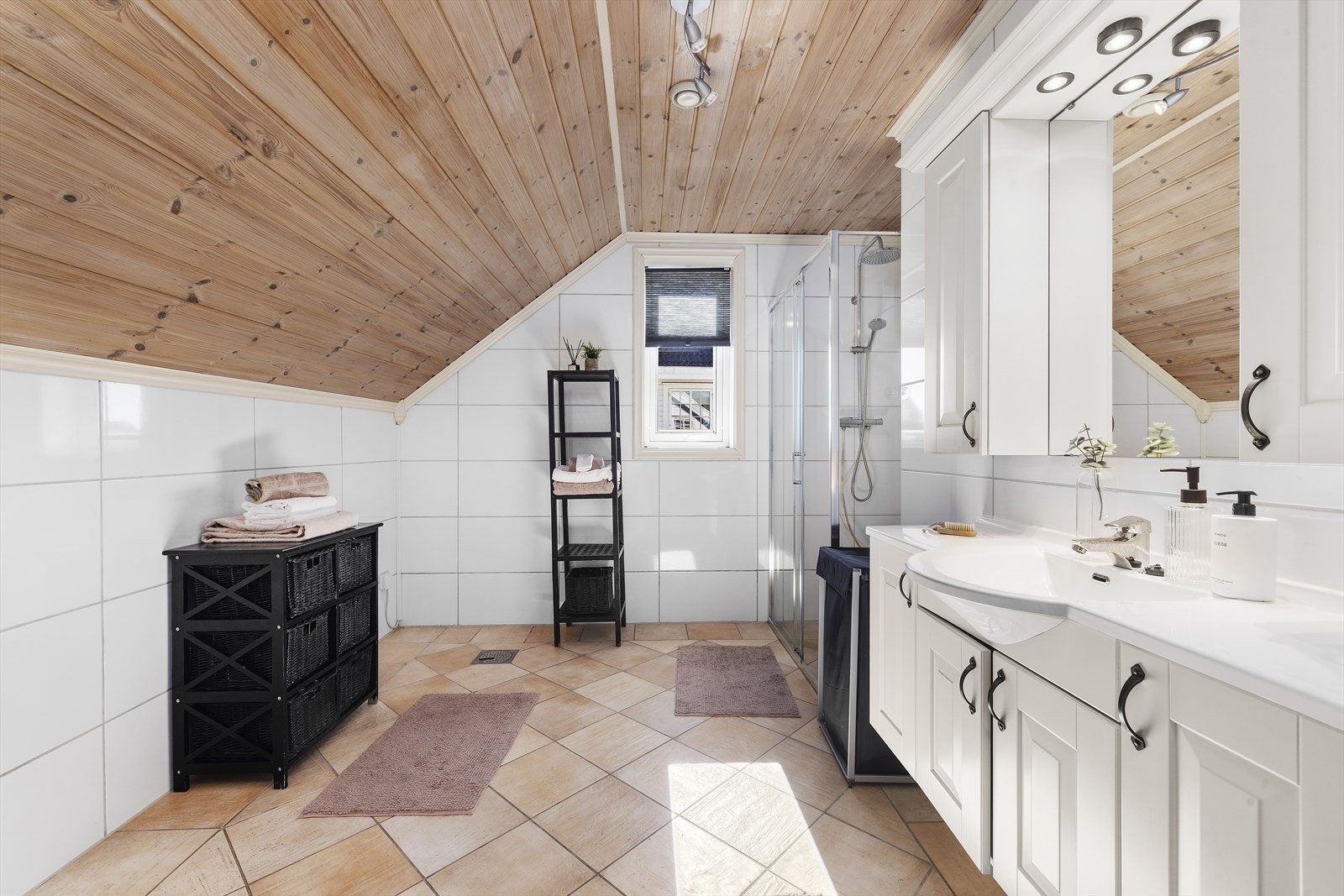 Badet i denne etasjen er flislagt på gulv og vegger. Galleribilde