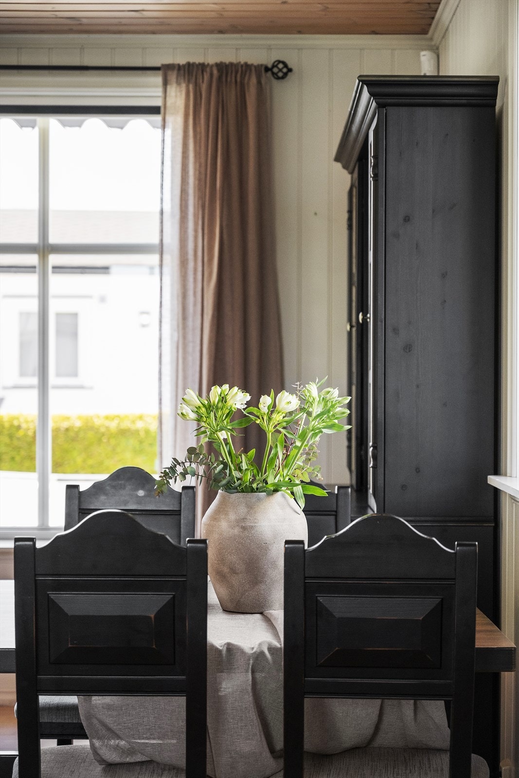 Her er det høyt under taket og store vindusflater som gir rikelig med dagslys og utsikt til den grønne hagen. Galleribilde