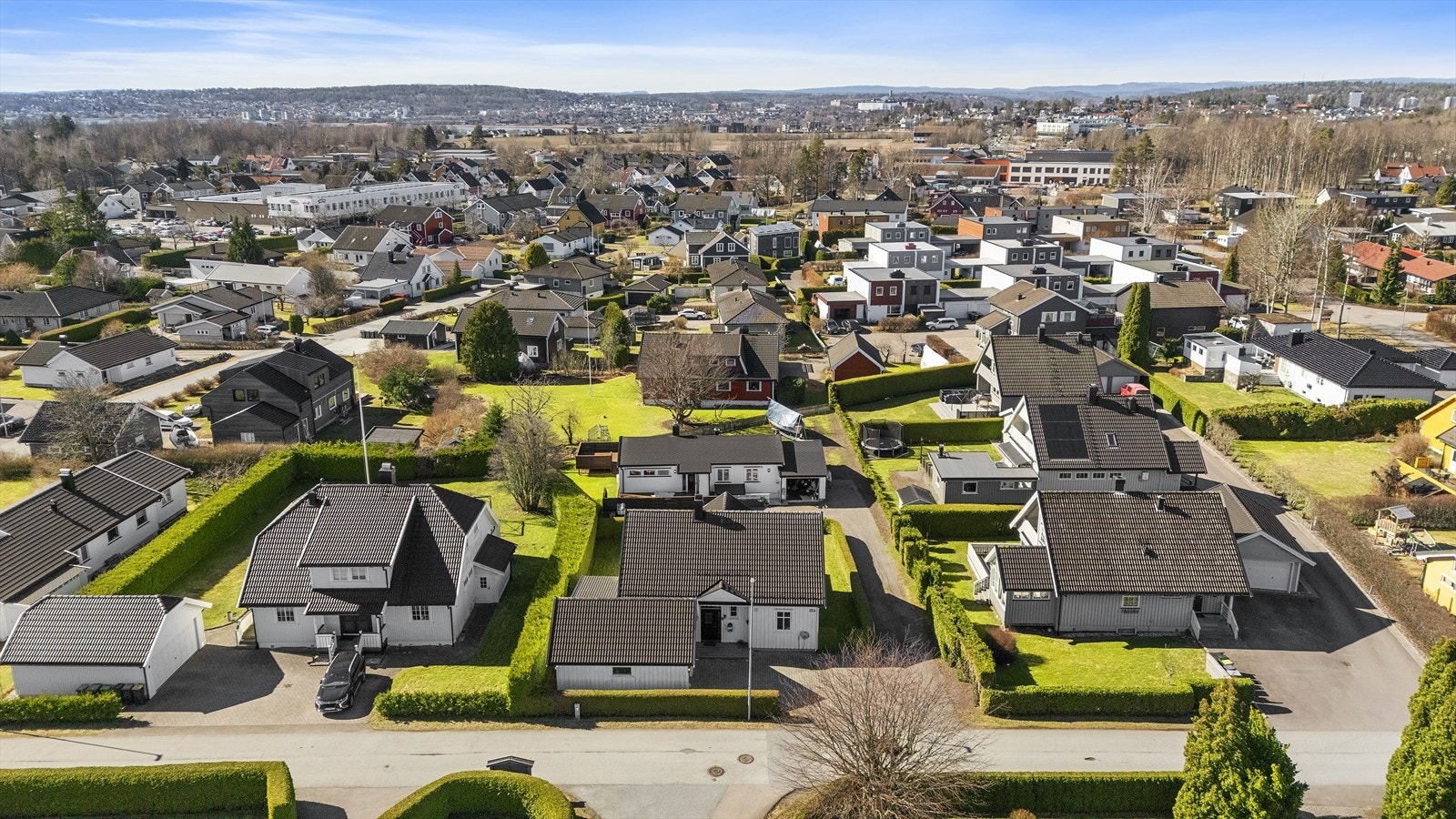 Dagligvarehandelen kan enkelt uføres ved Coop Extra eller Meny som begge ligger innenfor 5 minutters gange fra boligen. Olsrød park byr på varierte butikker og servicesenter som lege, apotek, frisør, cafe og matbutikk samt helt nytt treningssenter. Galleribilde