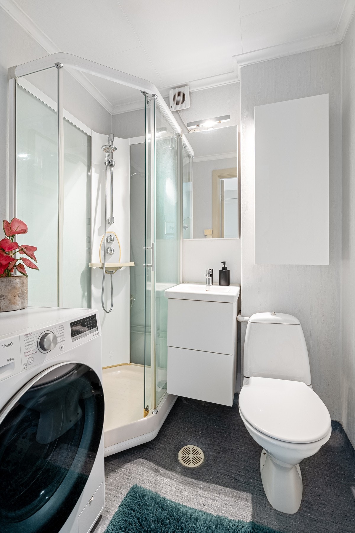 - Badet holder enkel standard, men er velfungerende | Praktisk med opplegg for vaskemaskin på eget bad (finnes også felles vaskeri i kjeller) - Galleribilde