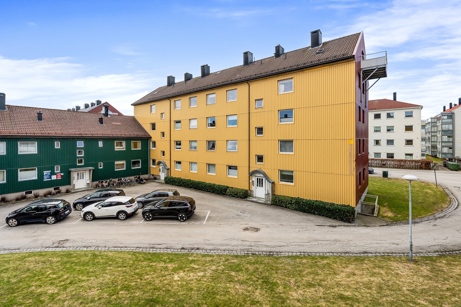 - Det finnes parkering for beboerne på utsiden, men det er 'første mann til mølla prinsipp' (parkerings tillatelse man får tildelt når man flytter inn) | Ellers vanlig gateparkering som gjelder - Galleribilde