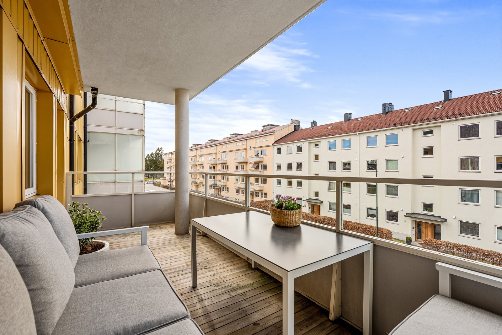 - Fra stuen er det direkte utgang til den deilige balkongen | Her er det sol fra tidlig ettermiddag til sent på kveld på sommerstid - Galleribilde