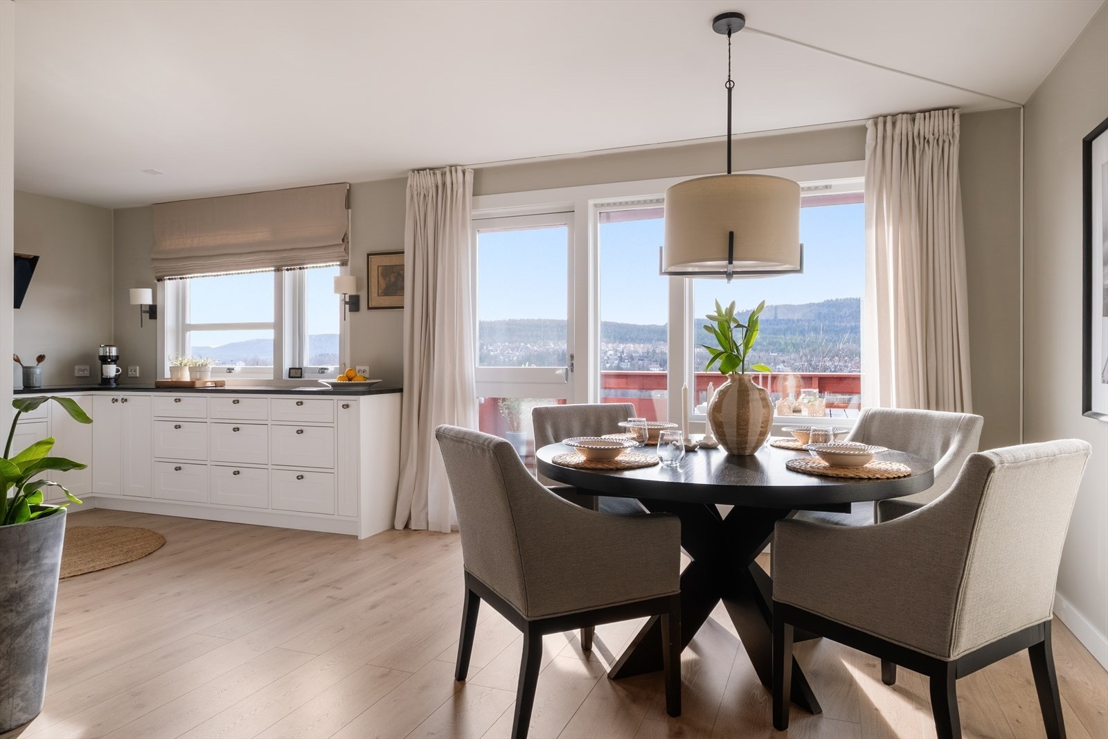 Åpen og luftig løsning - ideelt for travle hverdager eller når barna gjør lekser. Galleribilde