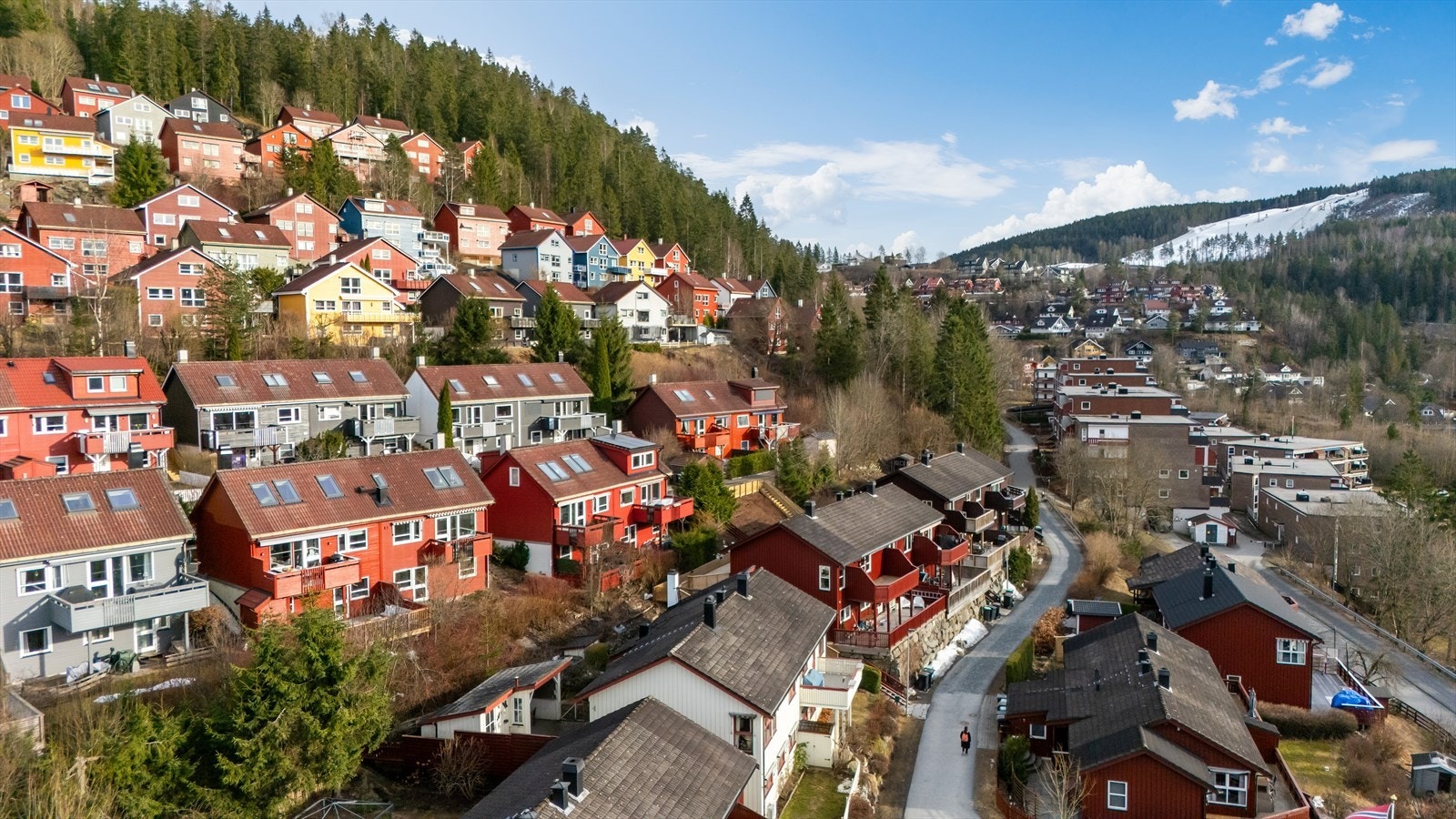 Her bor du i naturskjønne omgivelser med nærhet til marka. Galleribilde