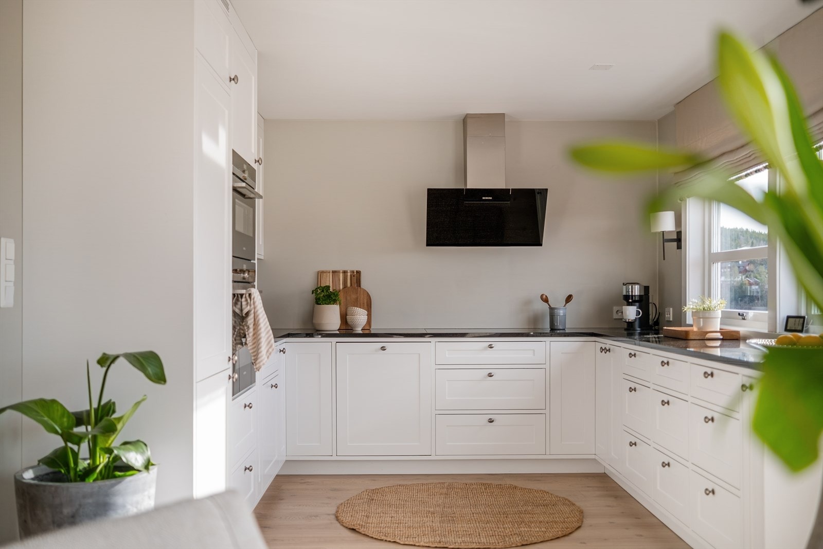 Rikelig av oppbevaringsplass i skuffer og skap, samt kjøkkenet er utstyrt med integrerte hvitevarer. Galleribilde