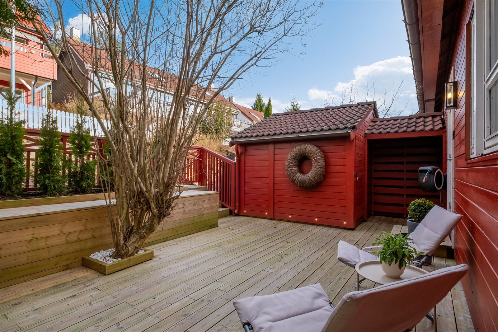 Stor og pen utarbeidet uteplass med god plass til hagemøbler - i tillegg praktisk utebod. Galleribilde