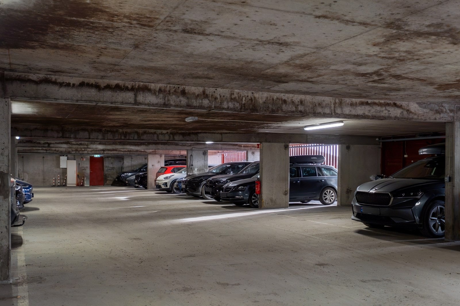 Garasjeplass med el-billader. Galleribilde