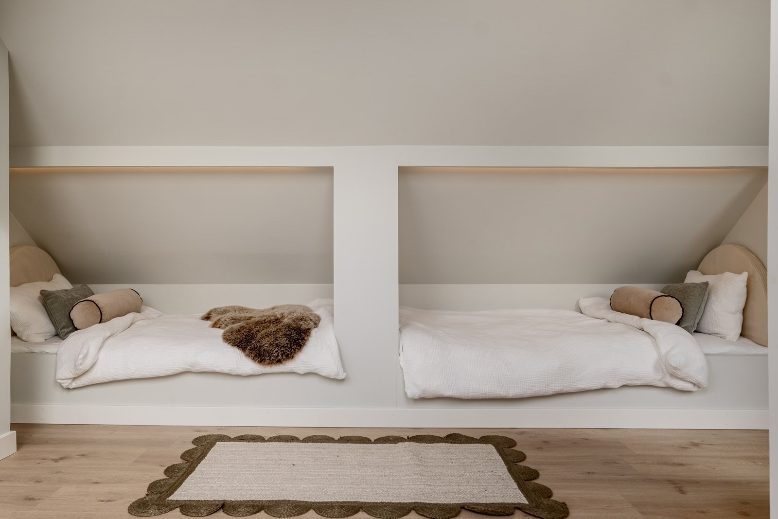 Plassbygde senger fra 2025 - gir rommet både stil og funksjonalitet. Galleribilde