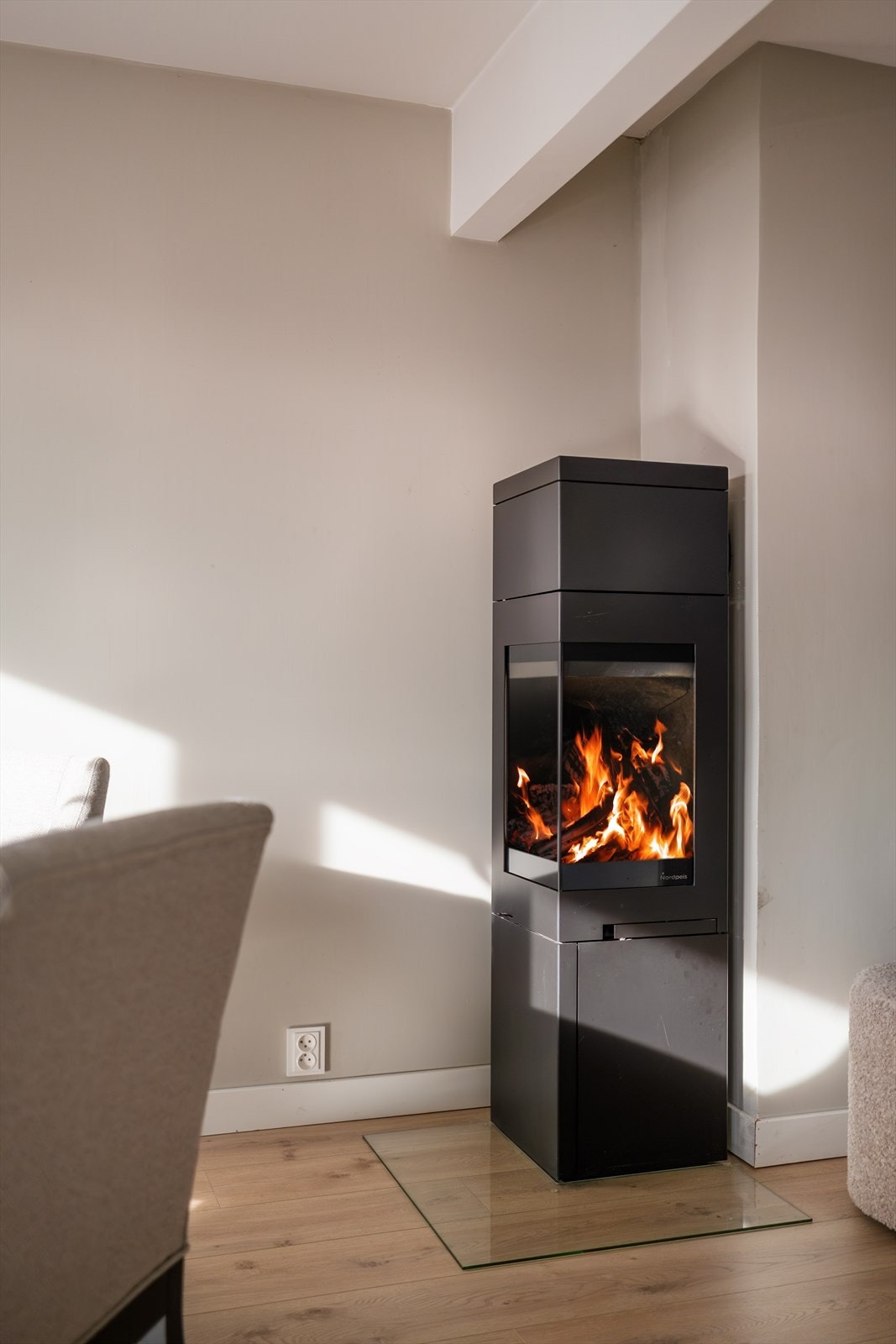 Hyggelig peis fra Nordpeis Quadro- perfekt for kalde vinterdager Galleribilde