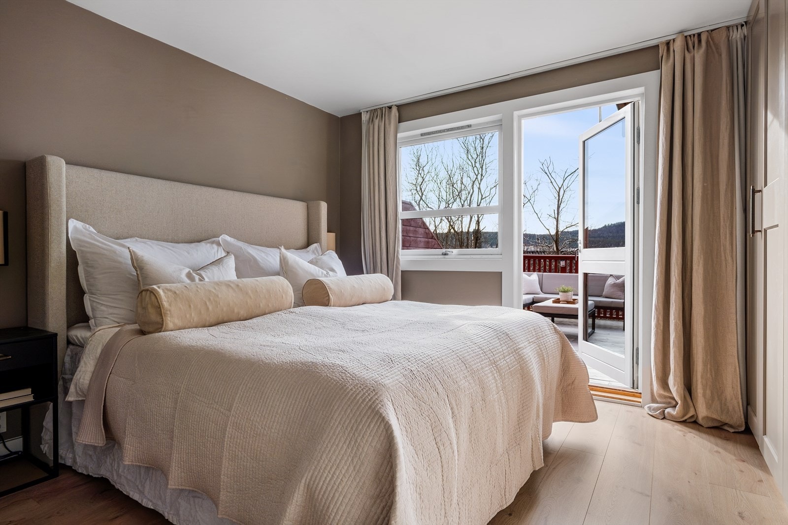 Hovedsoverommet har plass til dobbeltseng, nattbord og tilhørende møblement. Galleribilde