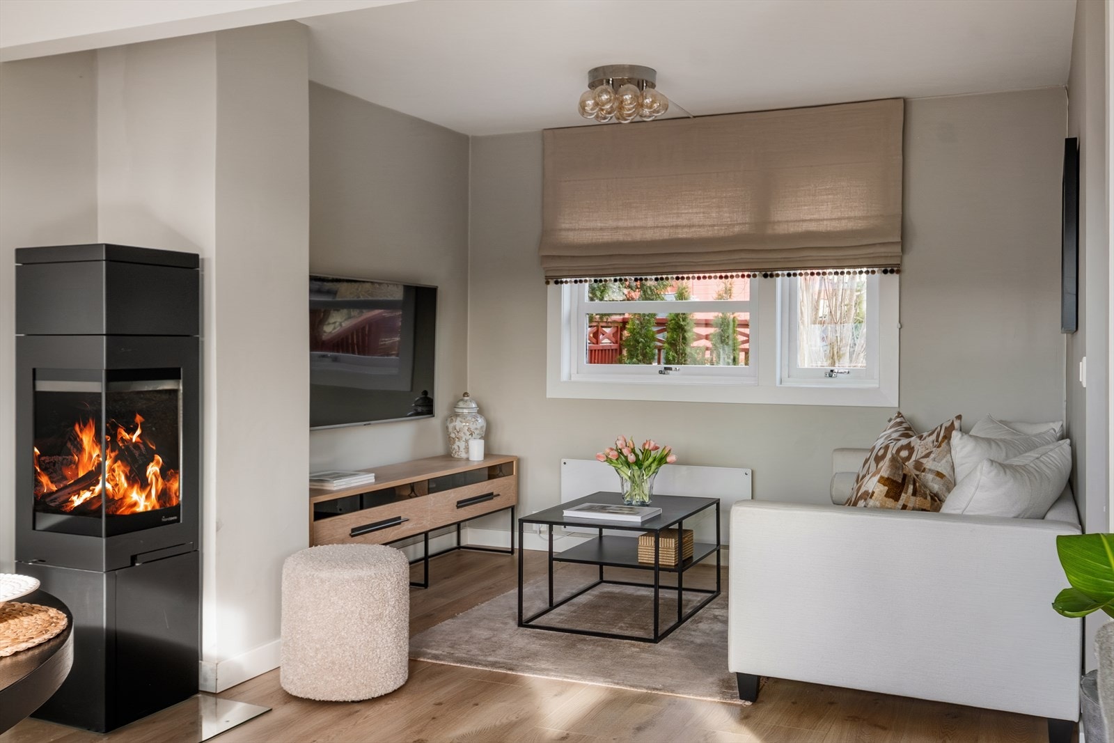 Plass til sofa, stuebord og tilhørende møblement. Galleribilde