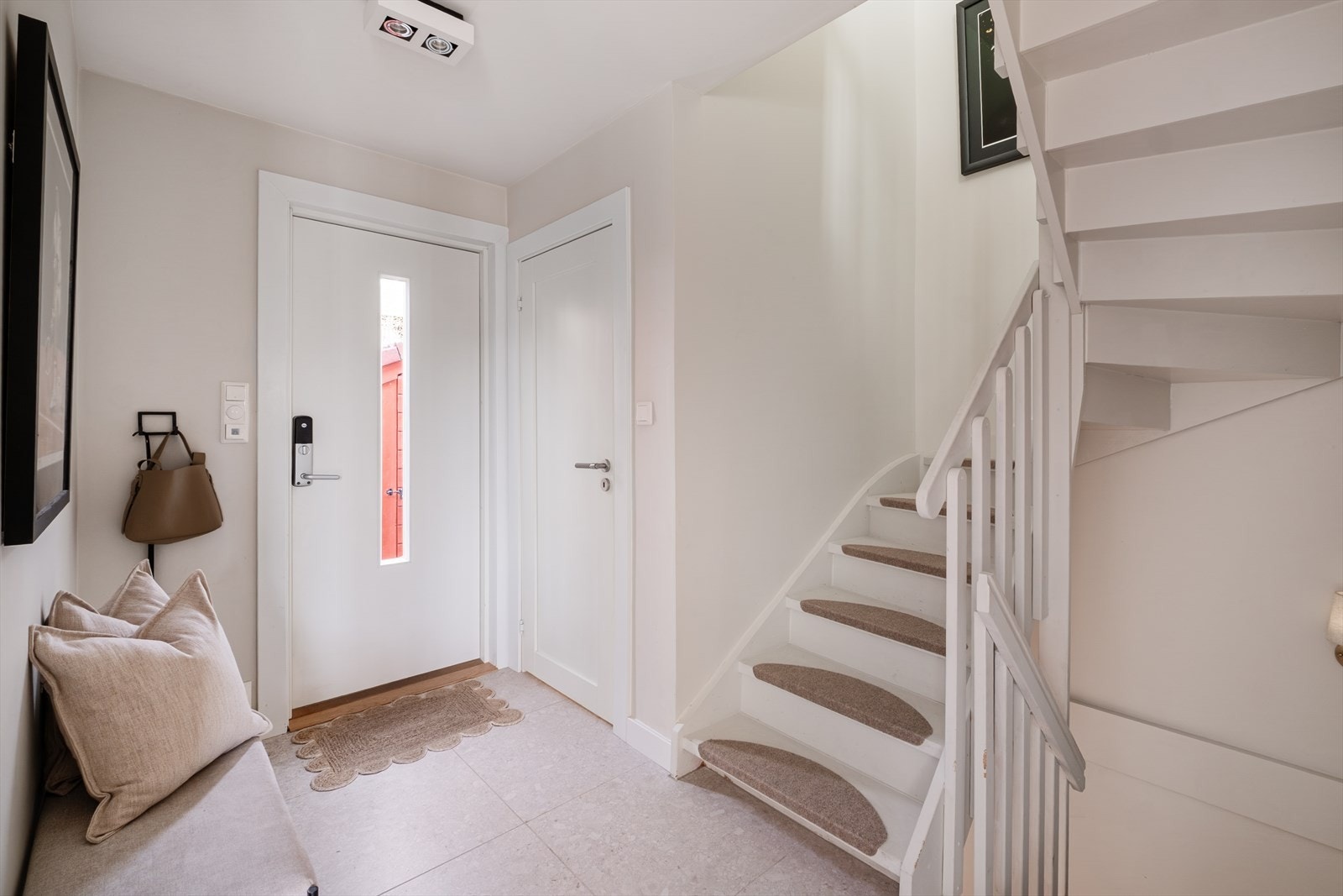 Innbydende entrè med flislagt gulv, samt overflater malt i tidsriktige farger. Galleribilde