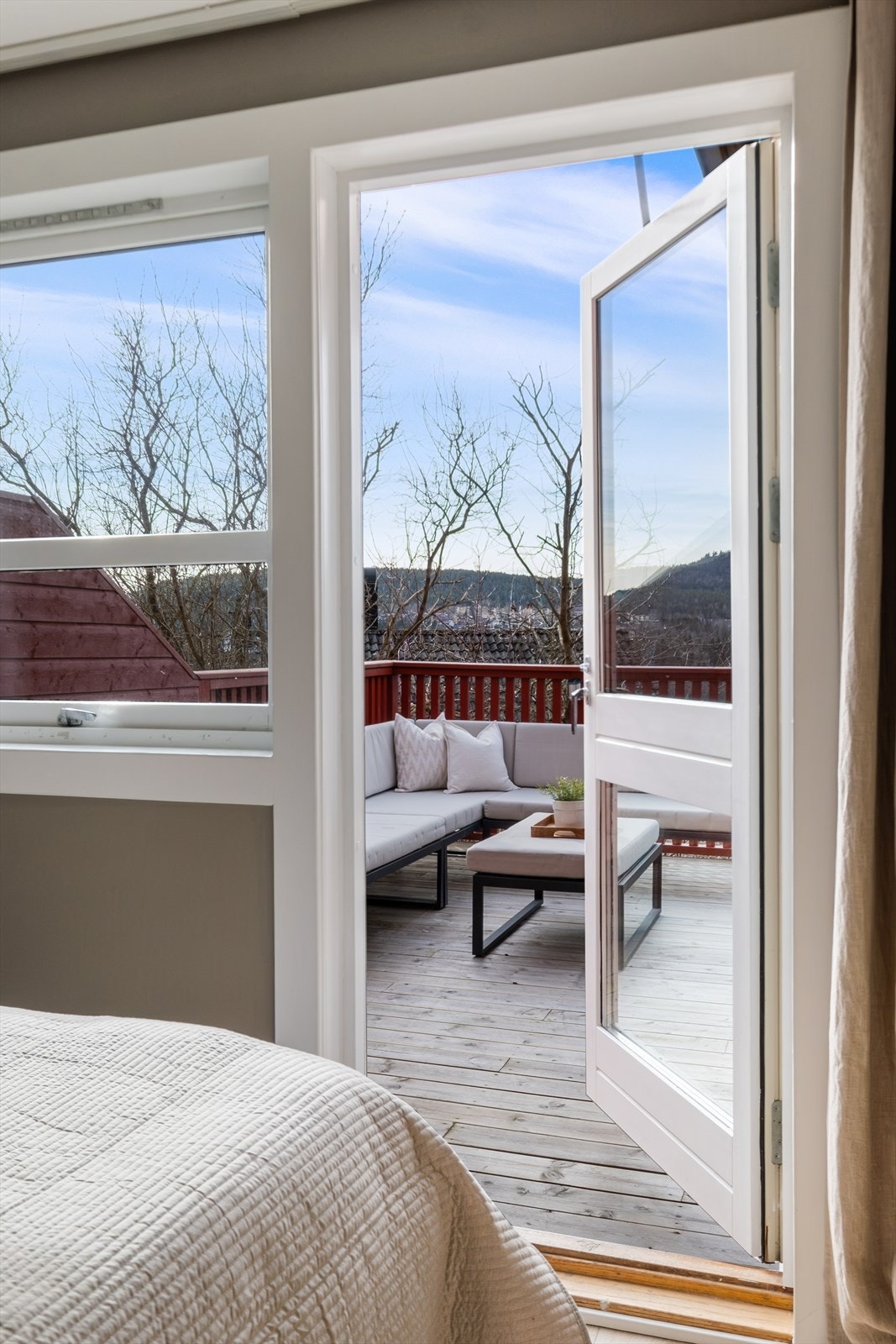 Fra hovedsoverommet er det utgang ut mot en solrik terrasse. Galleribilde