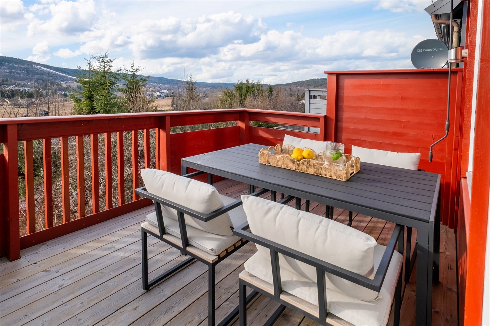 Fra kjøkkenet er det utgang til en hyggelig uteplass. Galleribilde