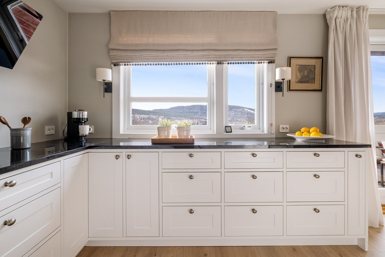 Nyt utsikten fra kjøkkenvinduene. Galleribilde