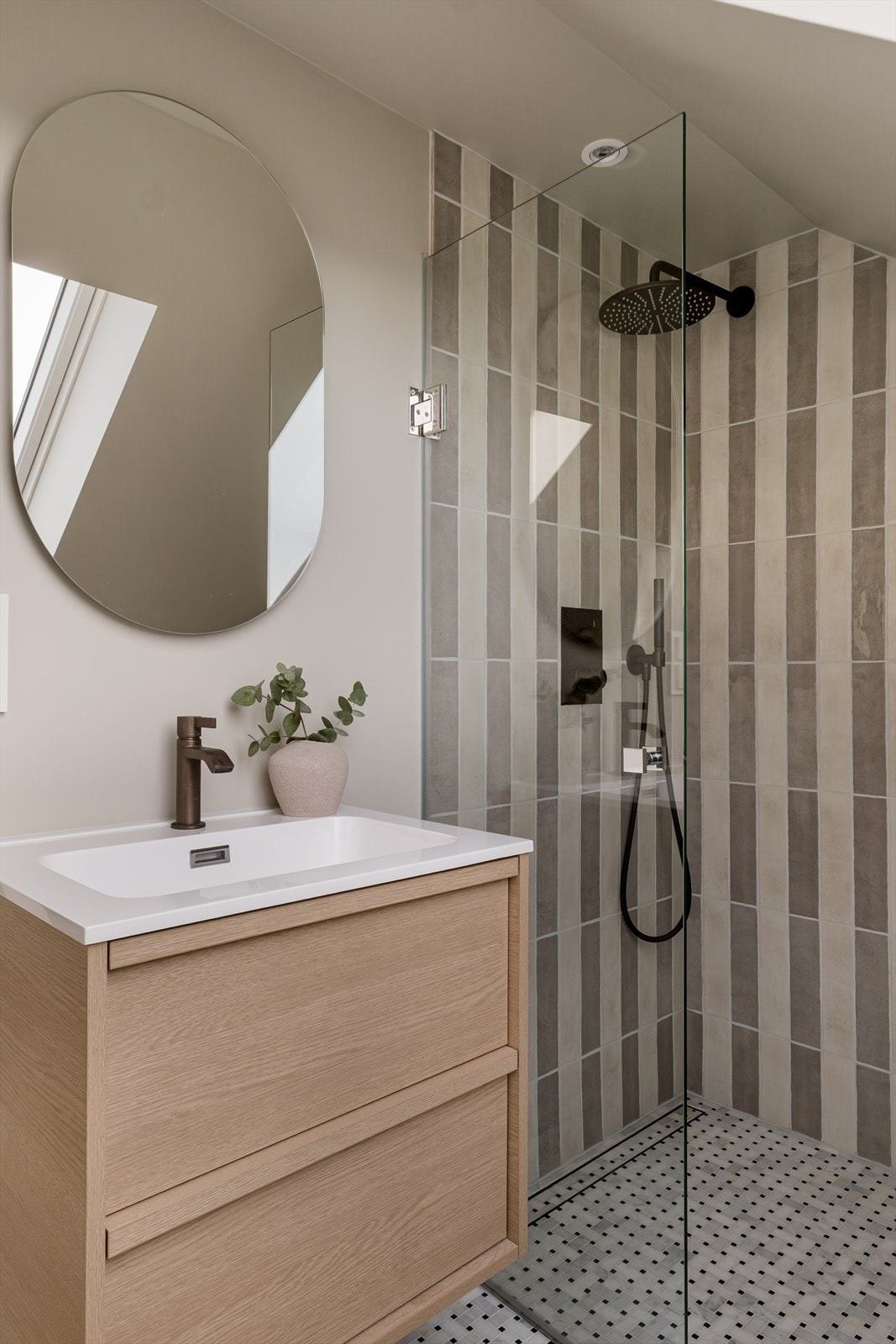 Utsyrt med dusj-hjørnet, servant med rikelig av oppbevaringsplass og vegghengt speil. Galleribilde