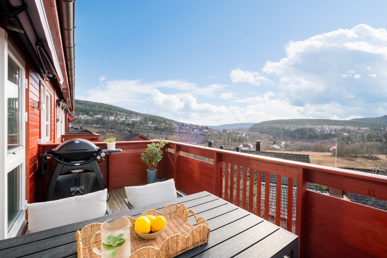 Her er det plass til utemøbler og grill - utstyrt med praktisk markise. Galleribilde