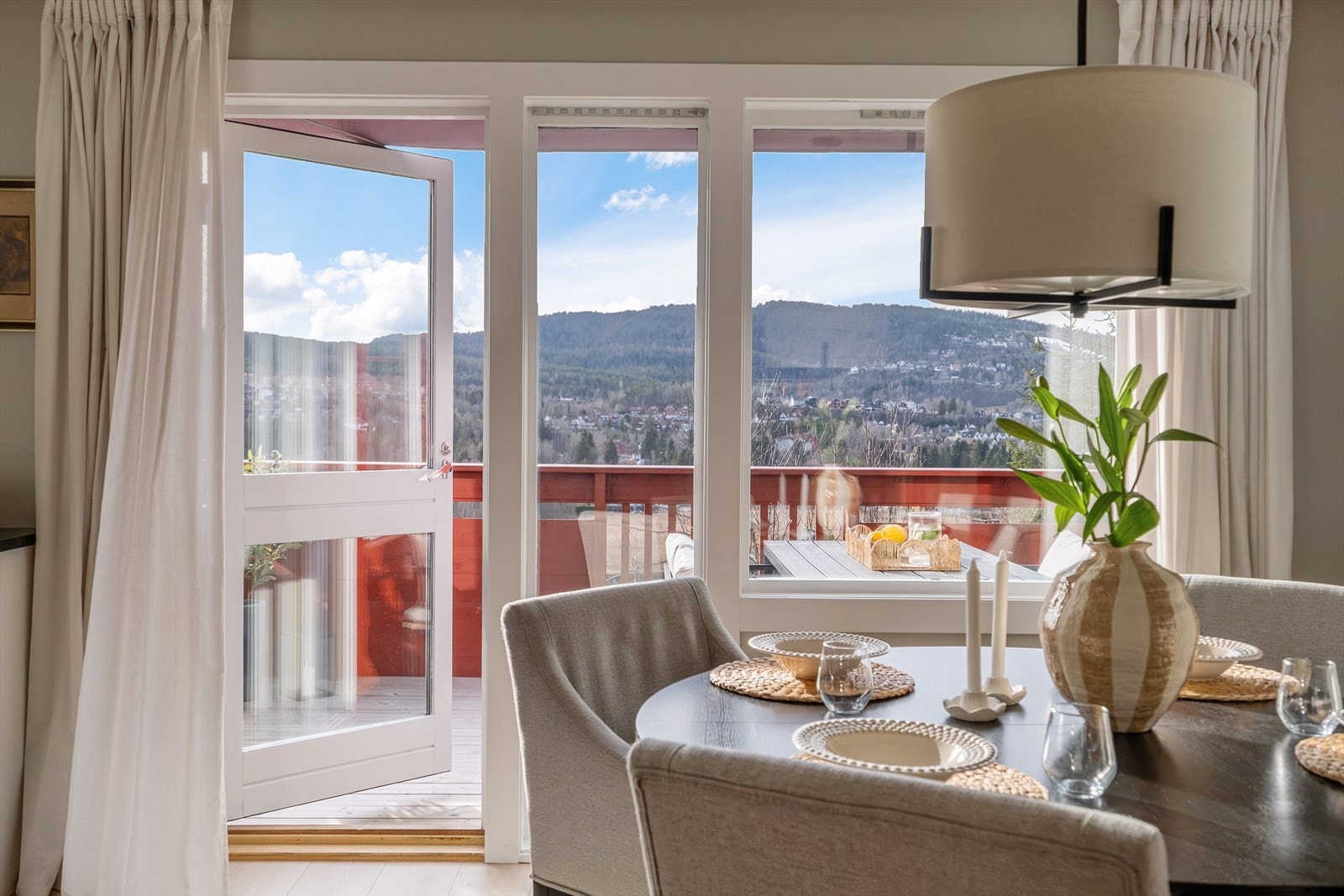 Store vindusflater slipper inn rikelig med naturlig lys. Galleribilde