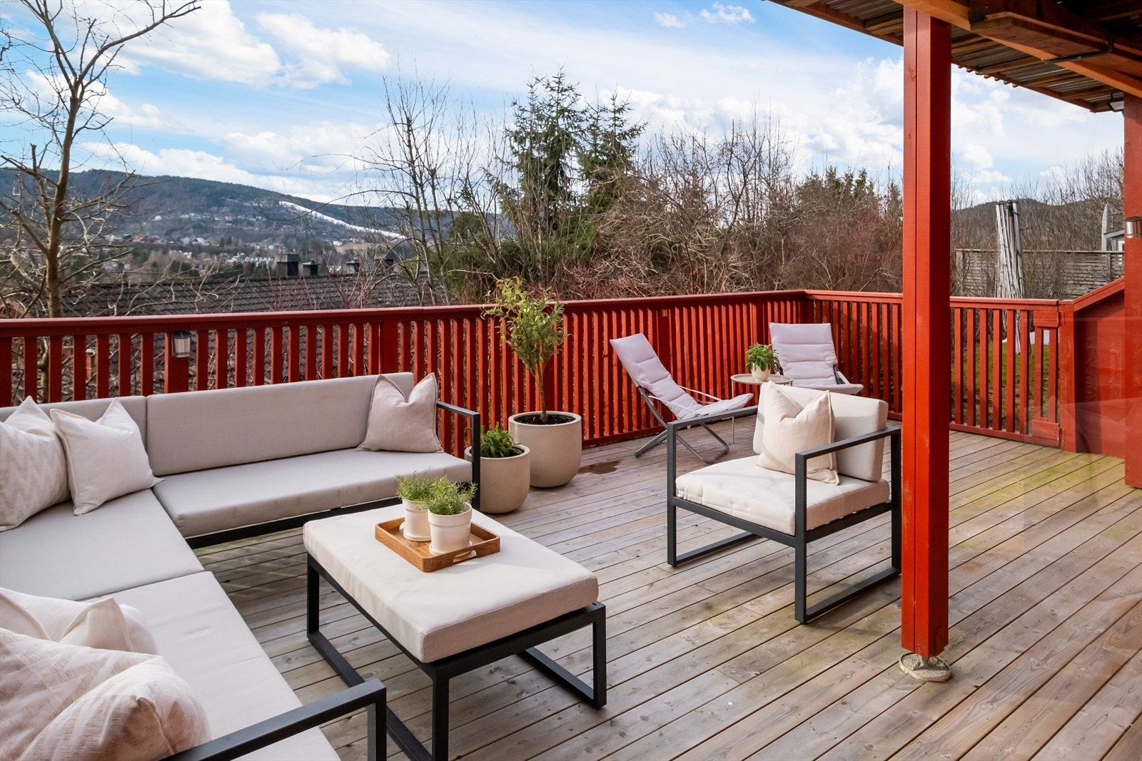 God plass til stor loungegruppe, solsenger m.m. Galleribilde