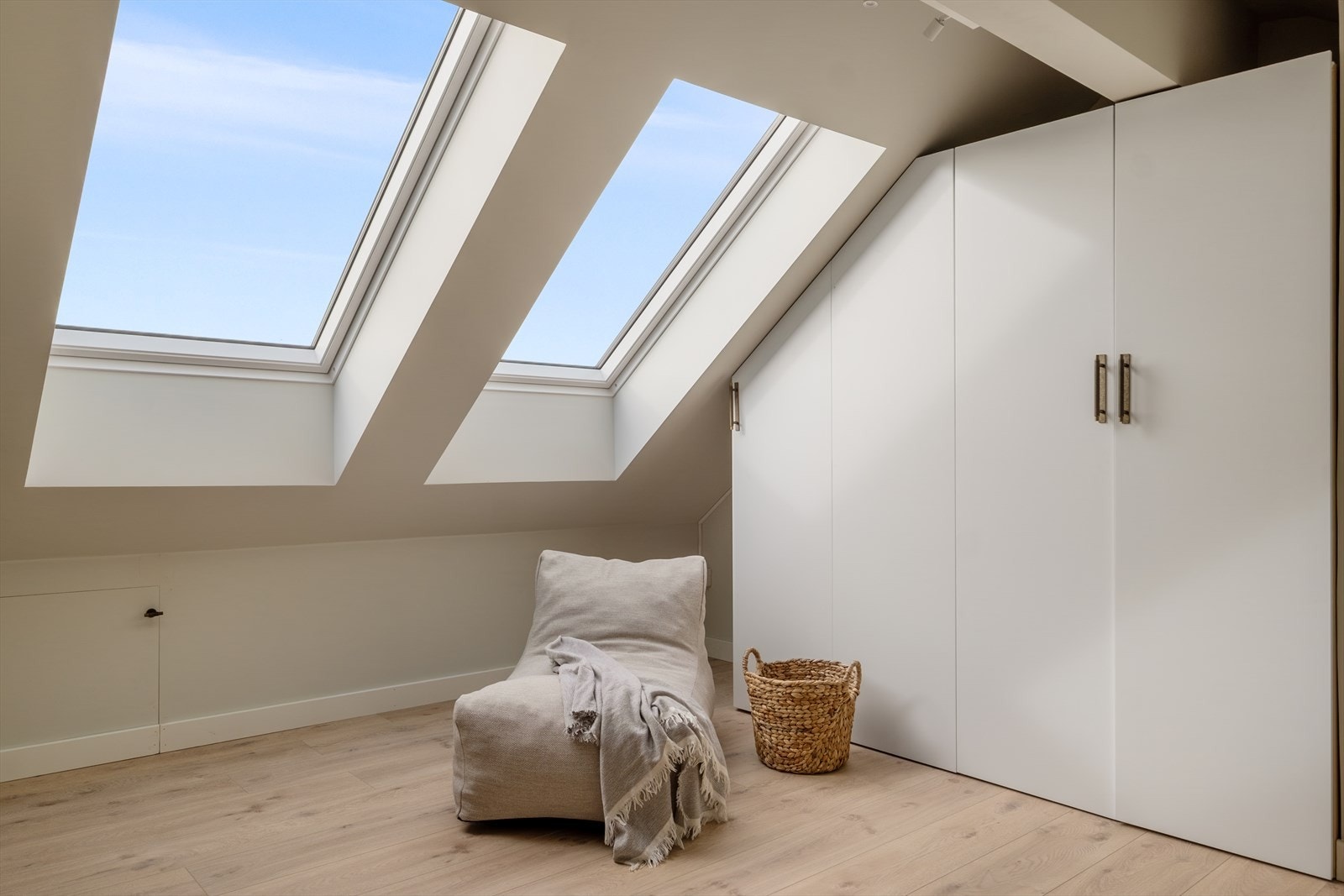 Garderobeløsning med gode oppbevaringsmuligheter. Galleribilde