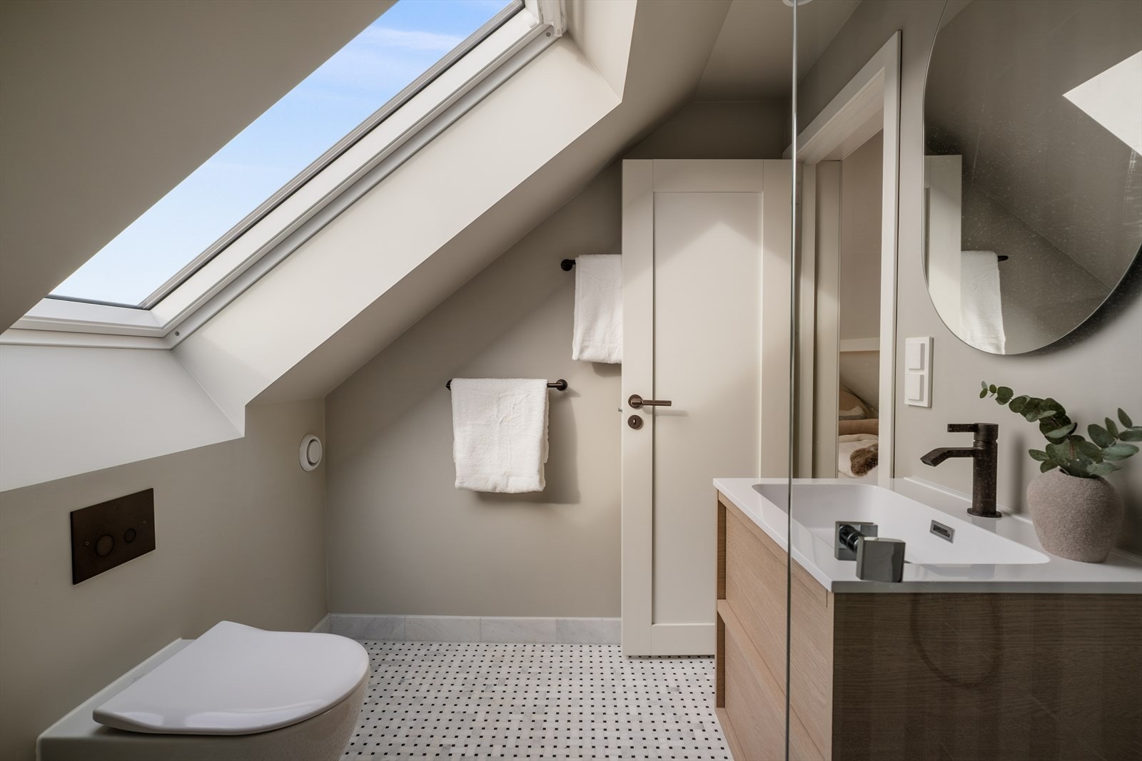 Overflater malt i delikate og tidsriktige farger. Galleribilde