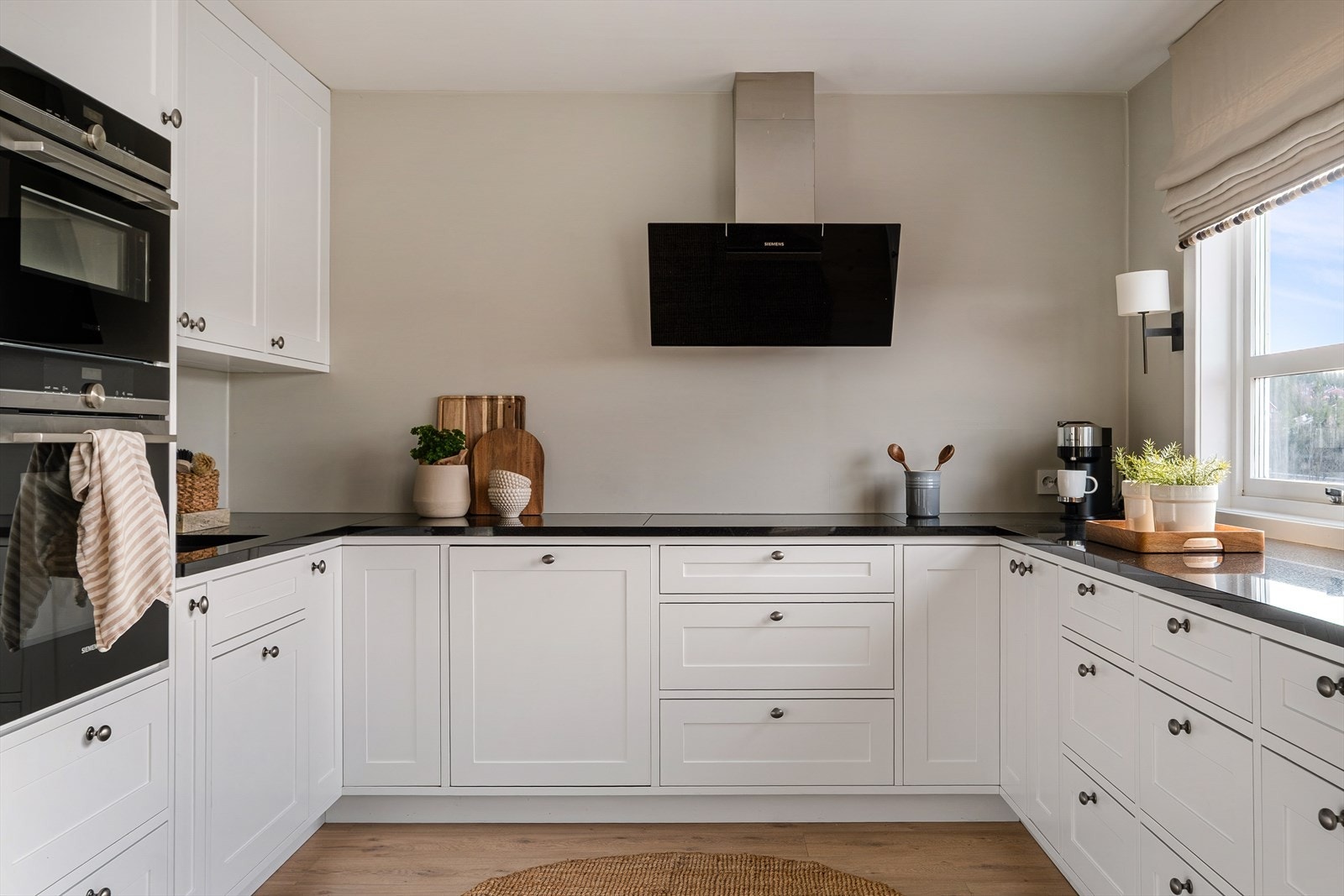 Snekkerbygget kjøkken fra 2022 med benkeplate i granitt - ventilator med avtrekk ut. Galleribilde