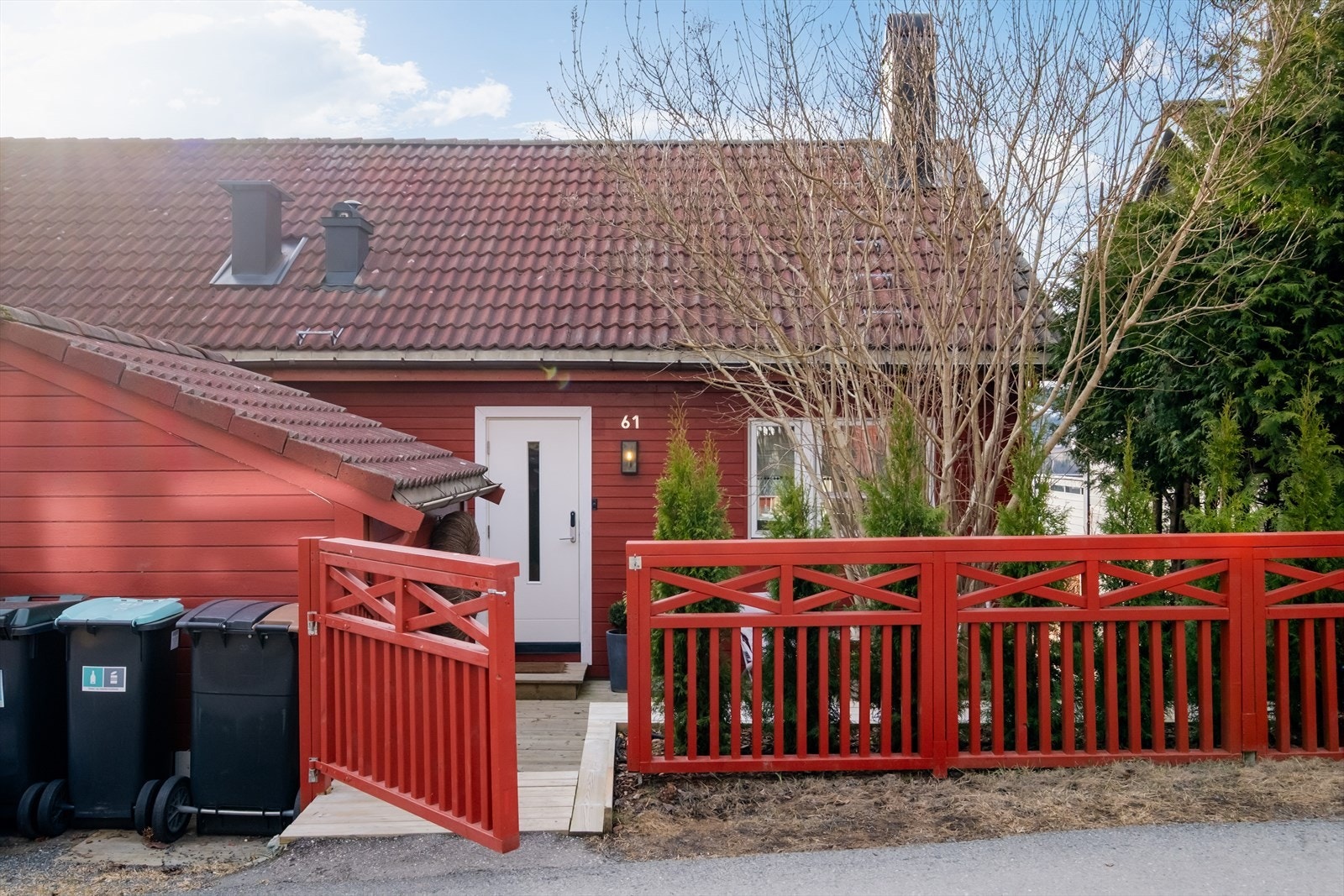 Hyggelig inngangsparti med port. Galleribilde